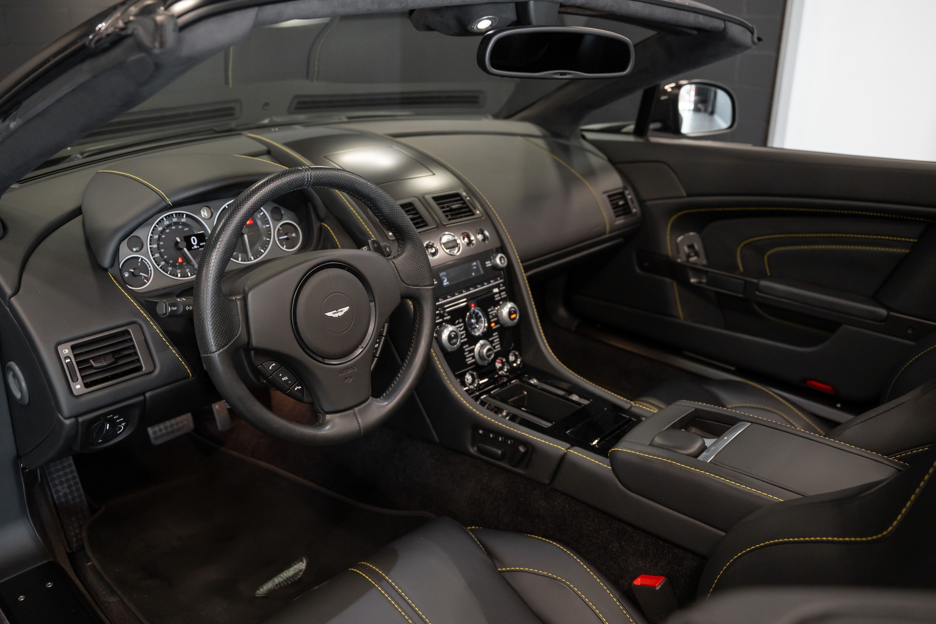 ASTON MARTIN V12 Vantage 5.9 S Roadster / Carbon Paket / 1. Hand / Stiching / Full Black / Sammlerzustand-image-9
