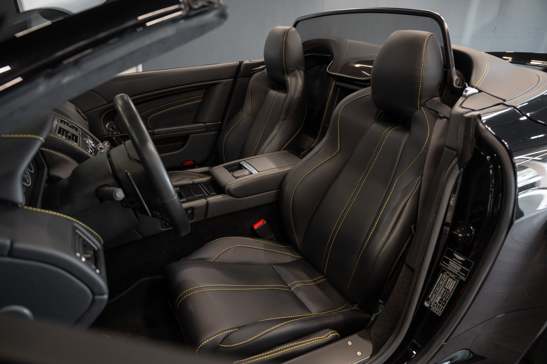 ASTON MARTIN V12 Vantage 5.9 S Roadster / Carbon Paket / 1. Hand / Stiching / Full Black / Sammlerzustand-image-12