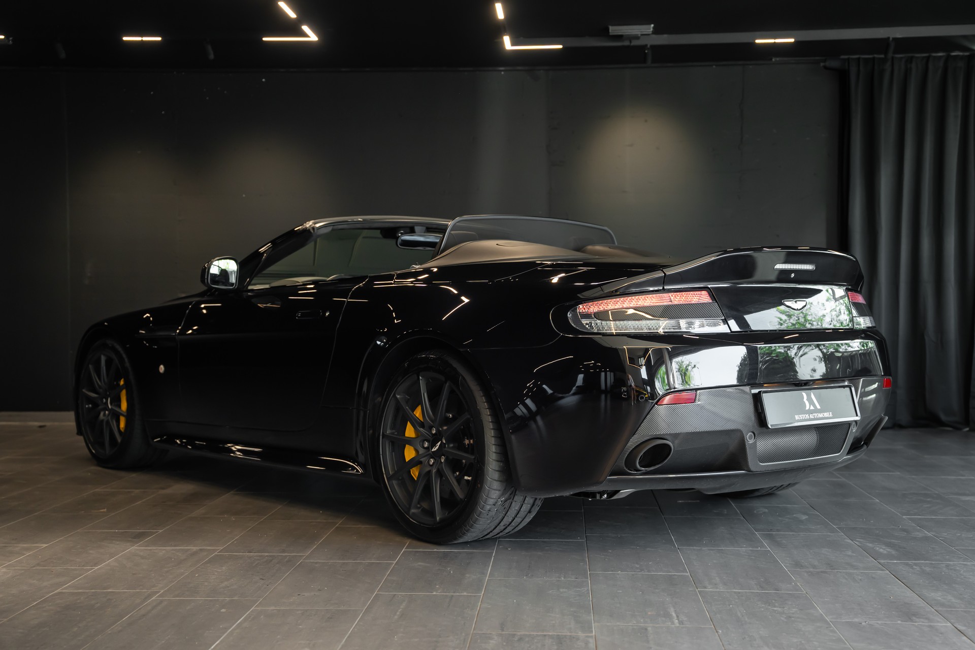 ASTON MARTIN V12 Vantage 5.9 S Roadster / Carbon Paket / 1. Hand / Stiching / Full Black / Sammlerzustand-image-6