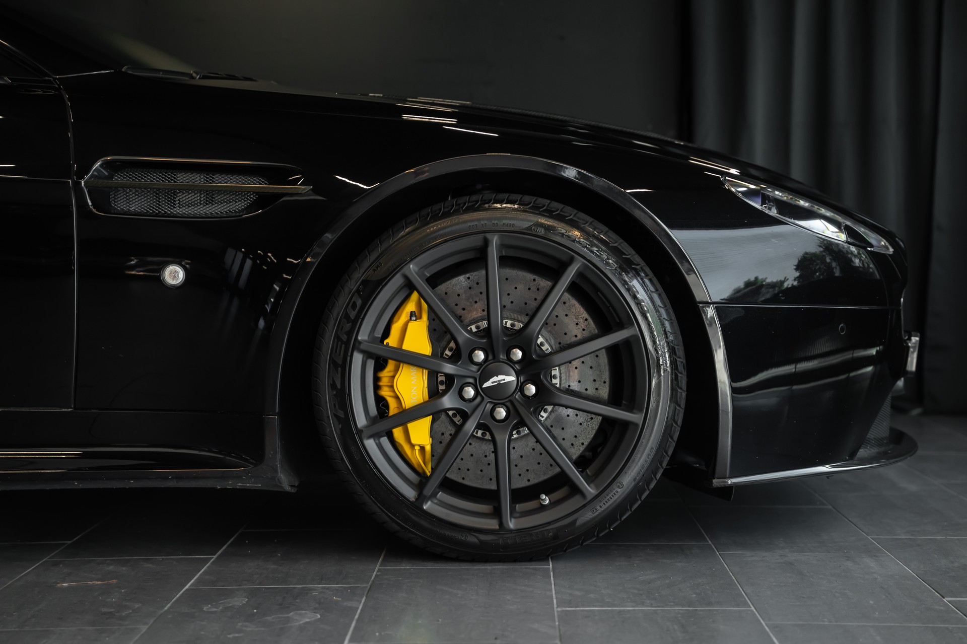 ASTON MARTIN V12 Vantage 5.9 S Roadster / Carbon Paket / 1. Hand / Stiching / Full Black / Sammlerzustand-image-3