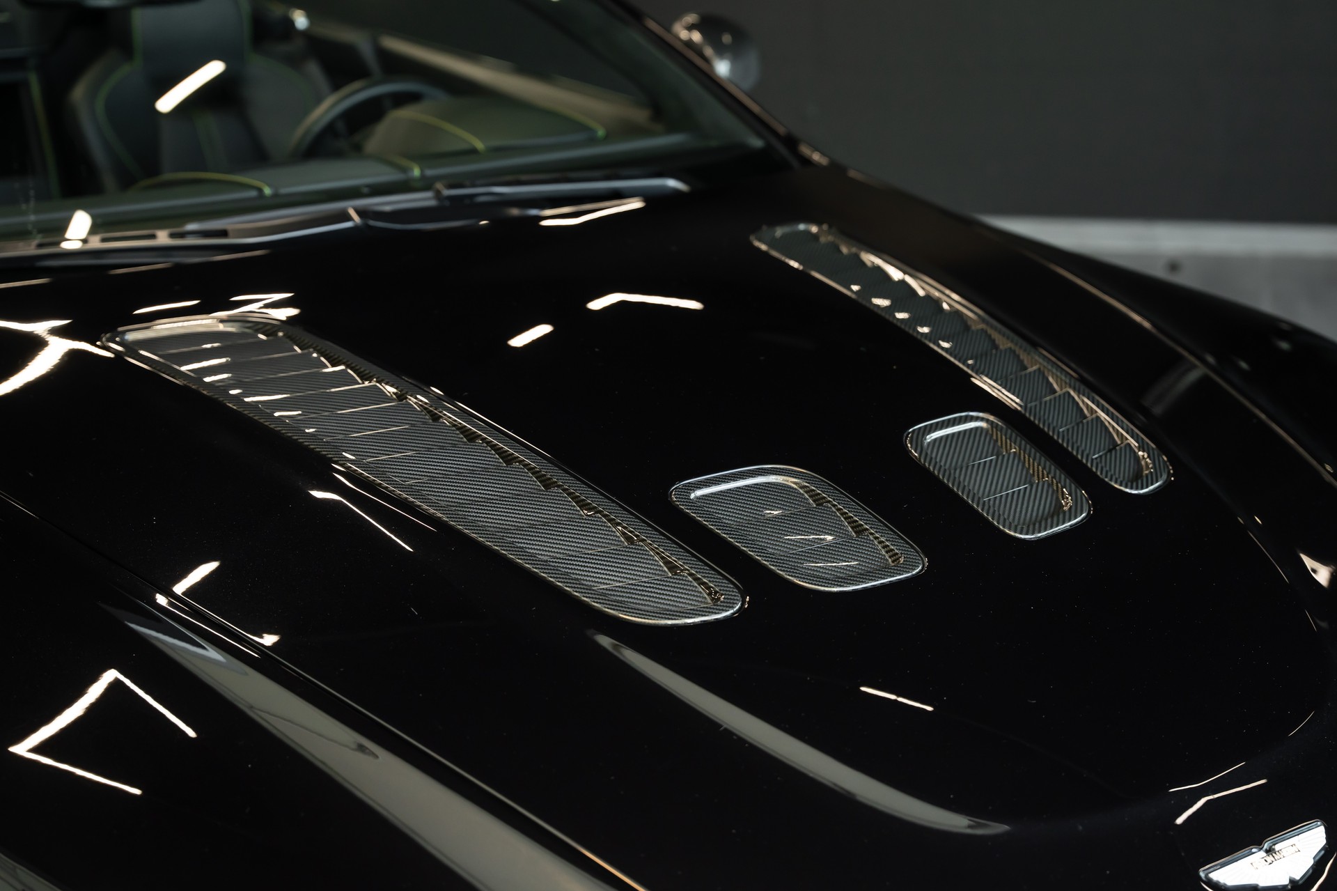 ASTON MARTIN V12 Vantage 5.9 S Roadster / Carbon Paket / 1. Hand / Stiching / Full Black / Sammlerzustand-image-1