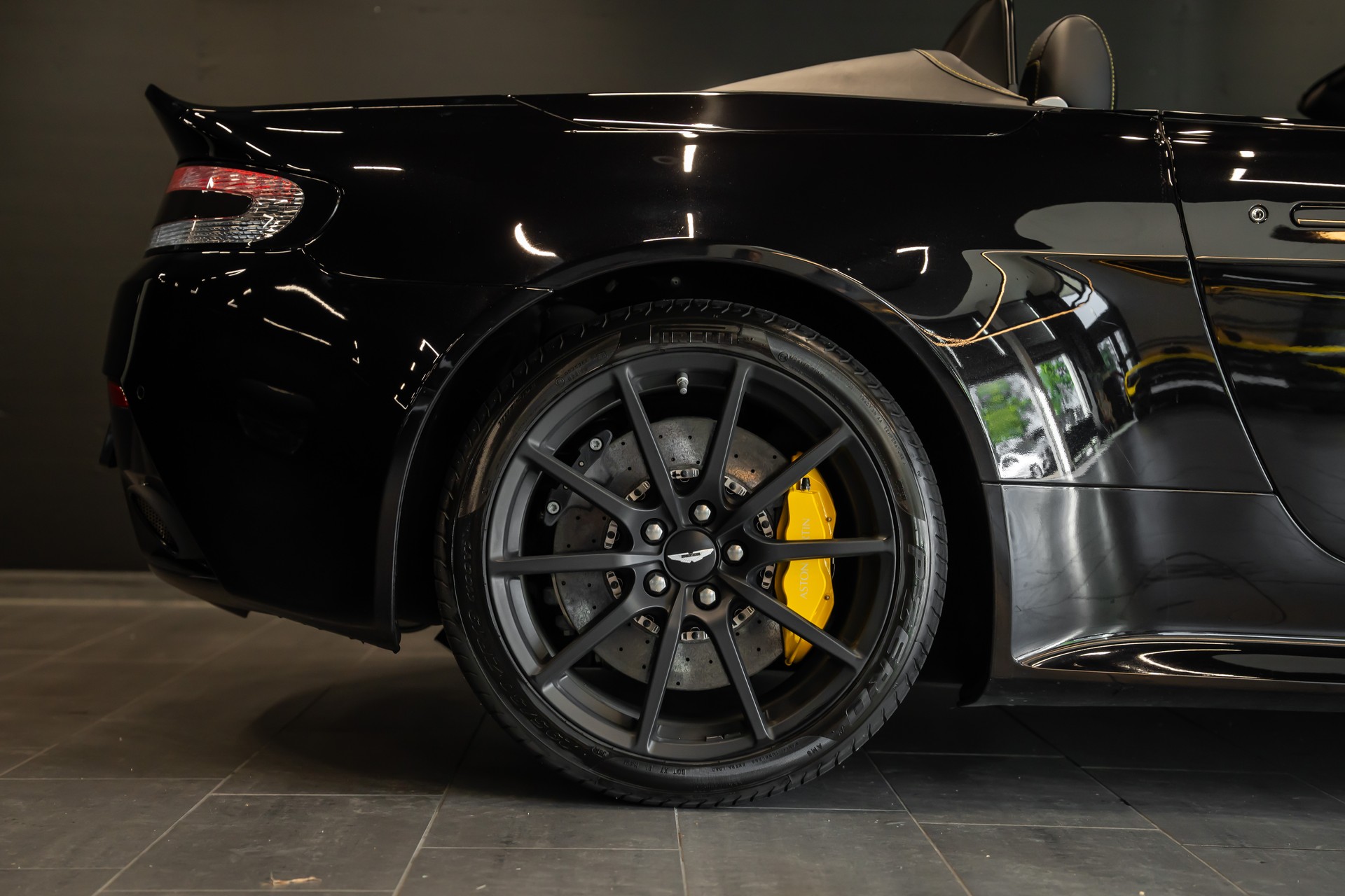 ASTON MARTIN V12 Vantage 5.9 S Roadster / Carbon Paket / 1. Hand / Stiching / Full Black / Sammlerzustand-image-4