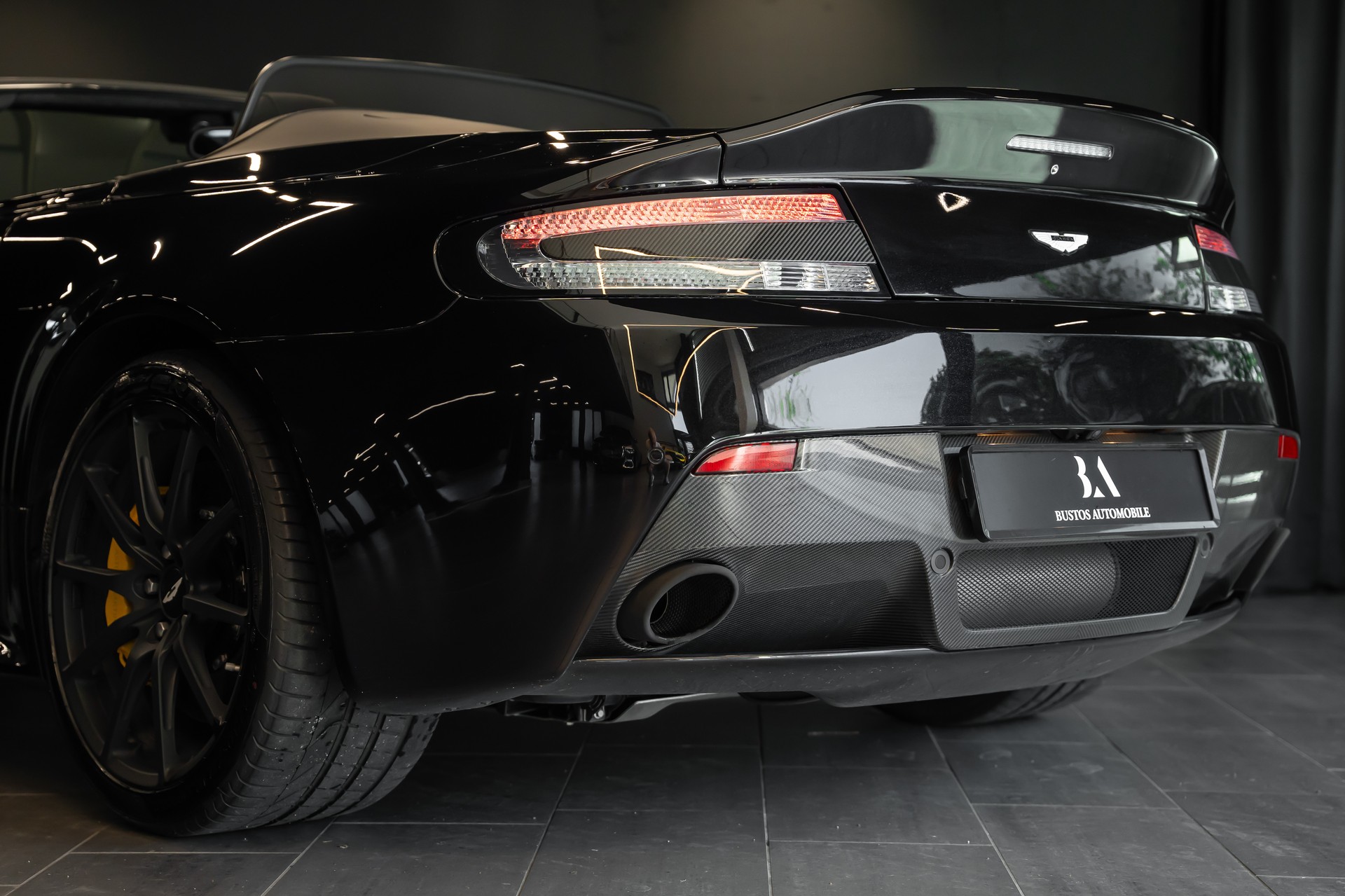 ASTON MARTIN V12 Vantage 5.9 S Roadster / Carbon Paket / 1. Hand / Stiching / Full Black / Sammlerzustand-image-7