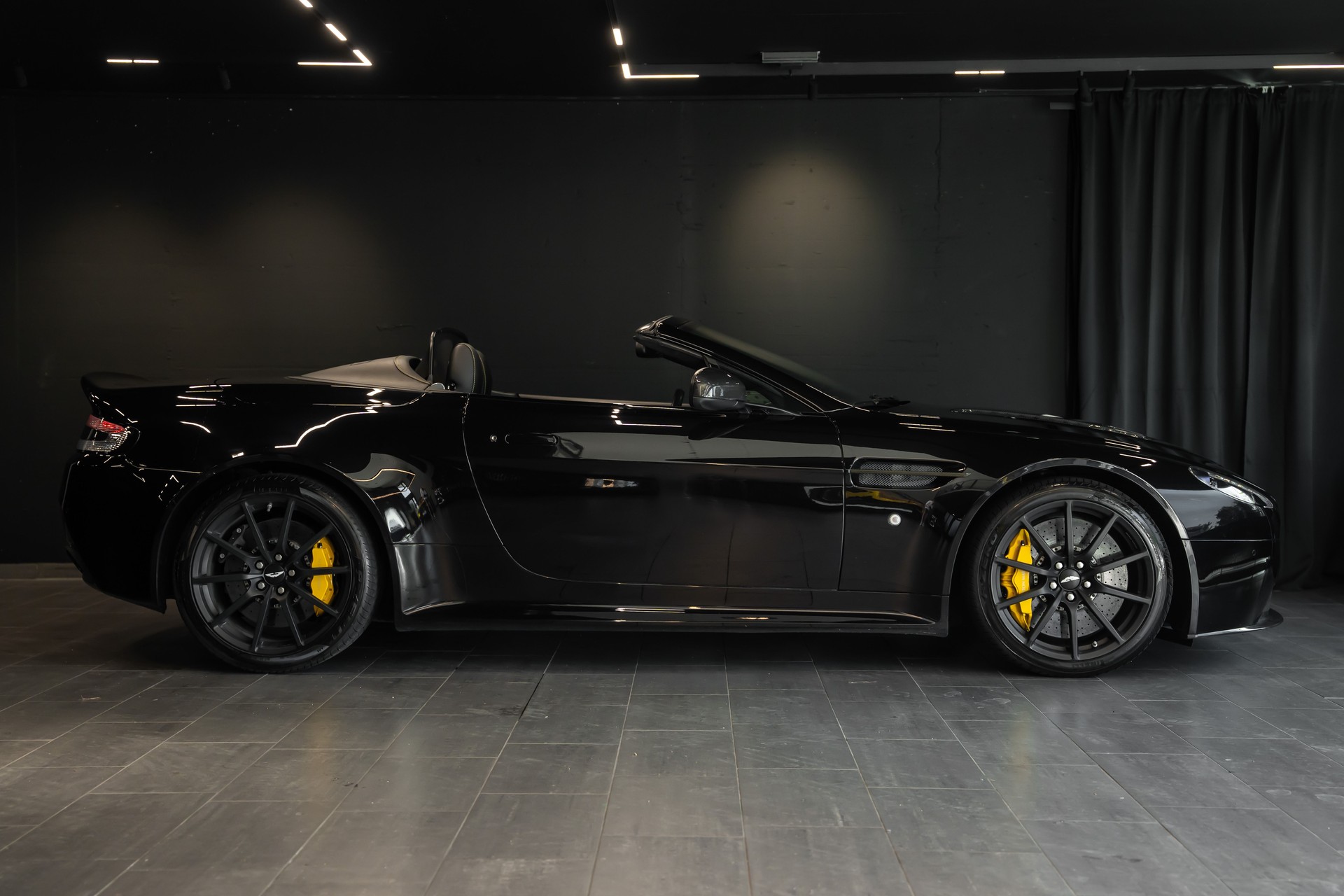 ASTON MARTIN V12 Vantage 5.9 S Roadster / Carbon Paket / 1. Hand / Stiching / Full Black / Sammlerzustand-image-2