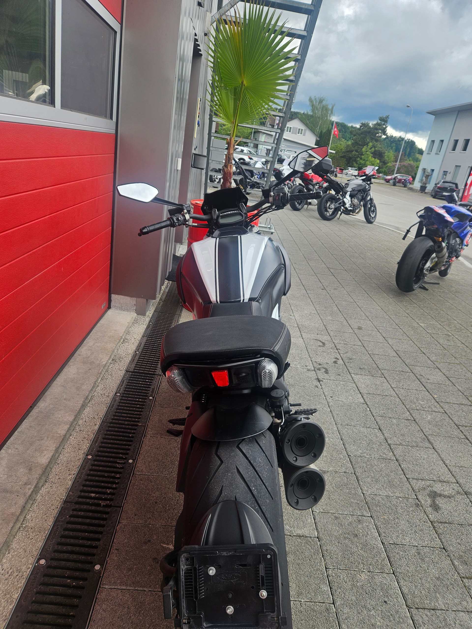 DUCATI Diavel 1200 Carbon-image-5