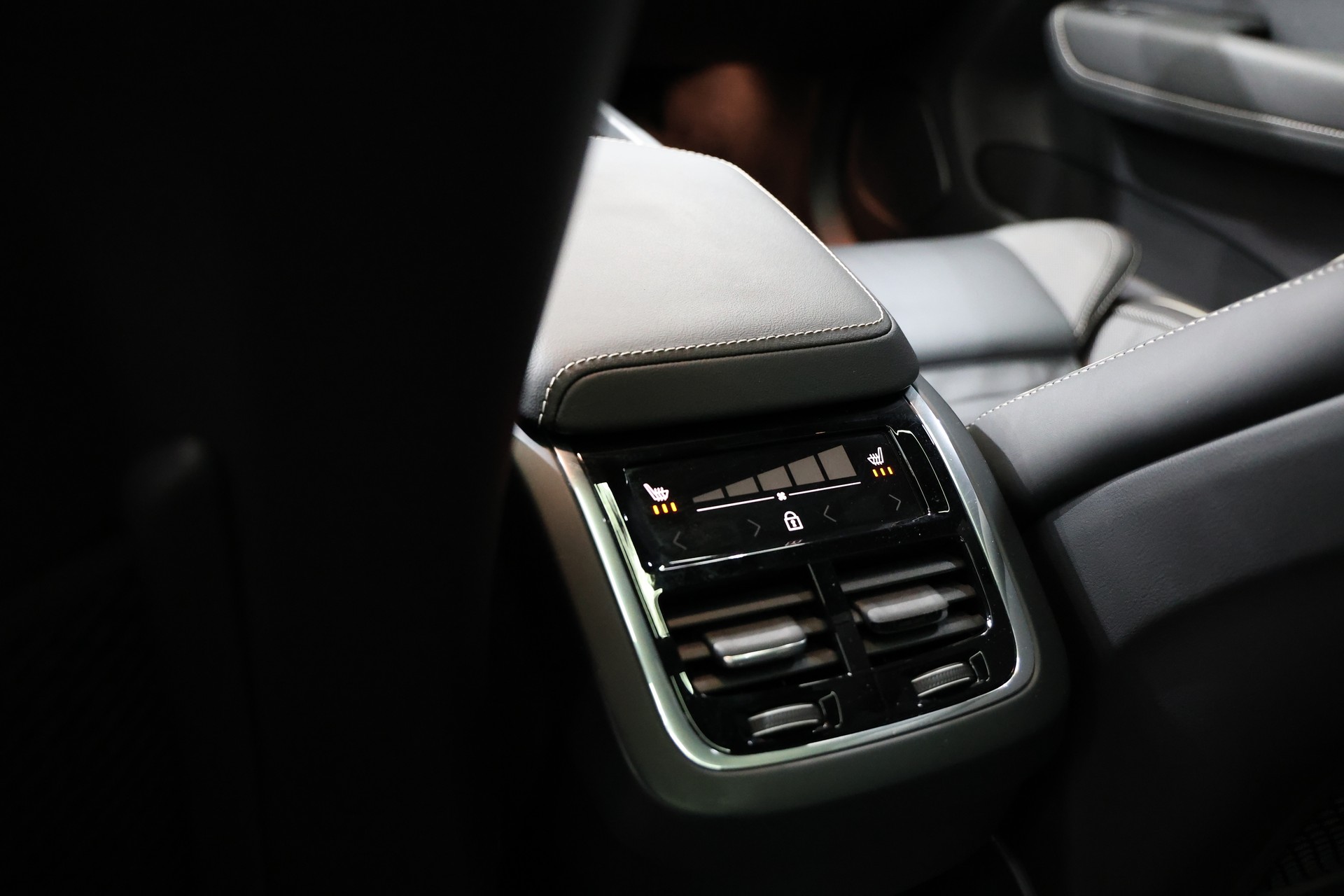 VOLVO XC60 B5 Benzin Mild Hybrid AWD Ultra Dark Geartronic-image-7