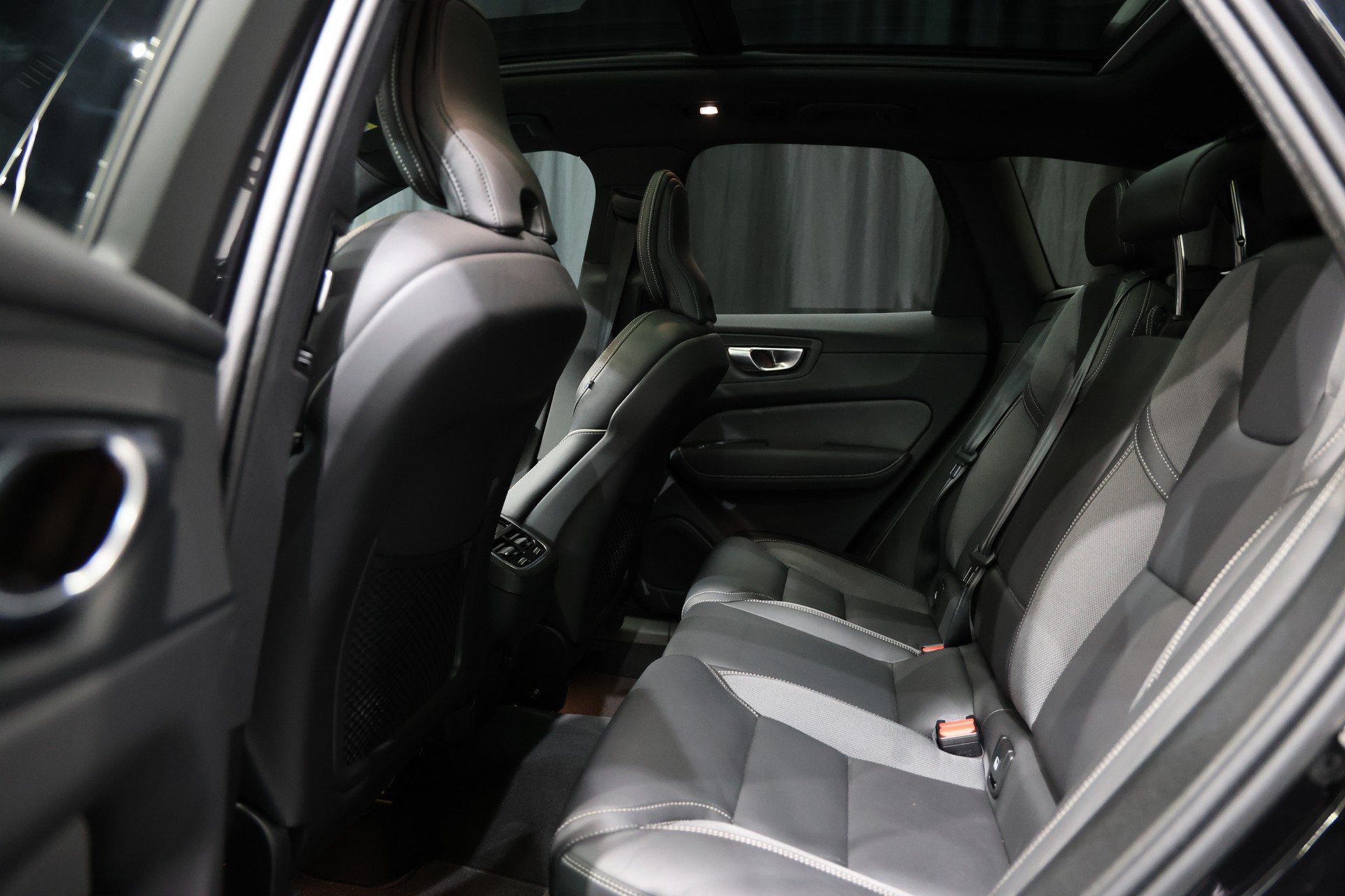 VOLVO XC60 B5 Benzin Mild Hybrid AWD Ultra Dark Geartronic-image-22