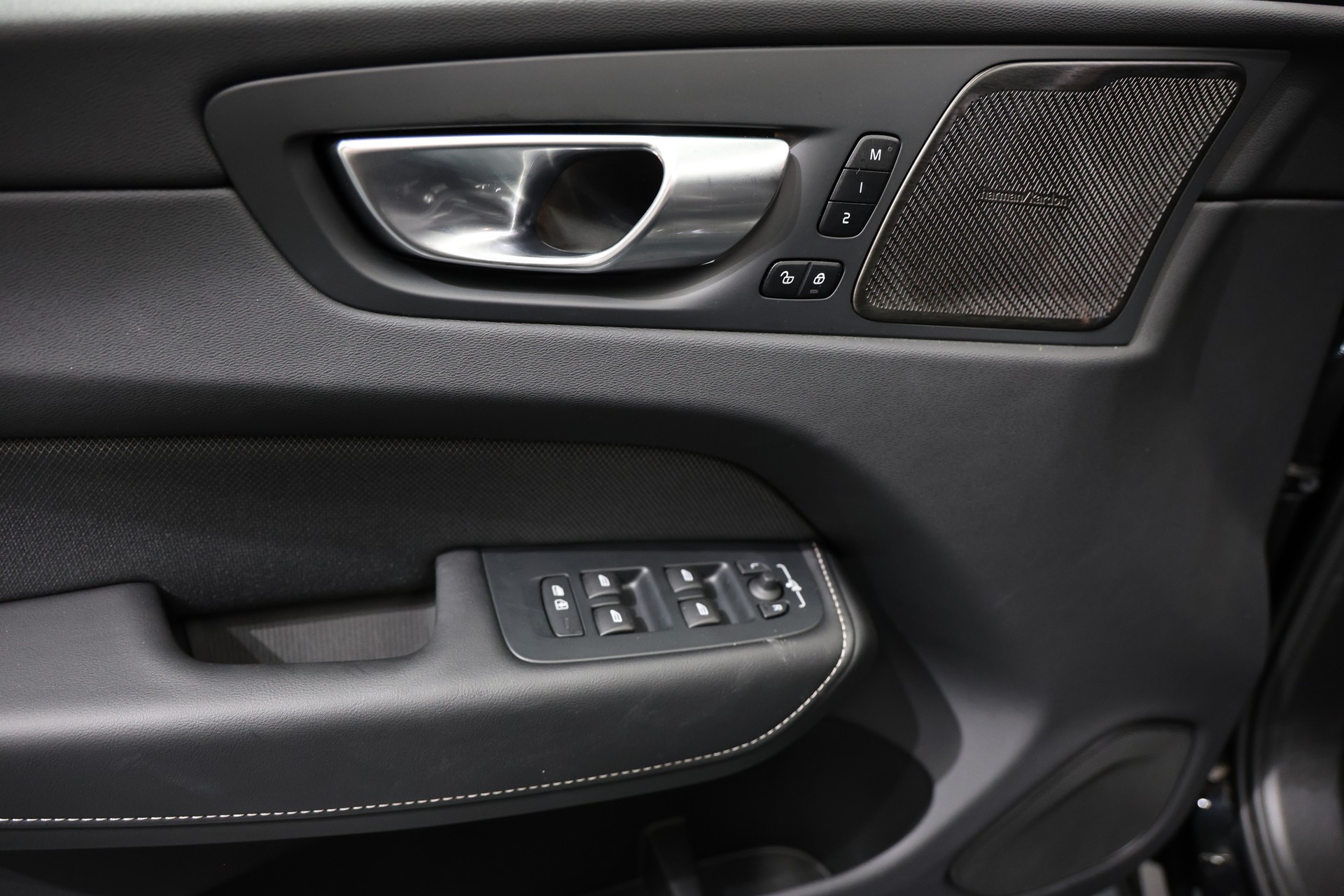VOLVO XC60 B5 Benzin Mild Hybrid AWD Ultra Dark Geartronic-image-12