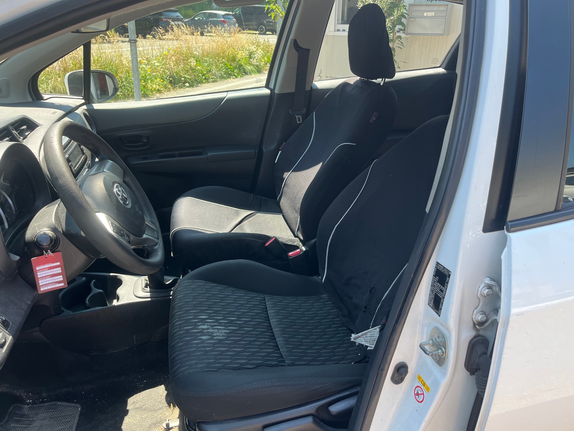 TOYOTA Yaris 1.0 Terra-image-10