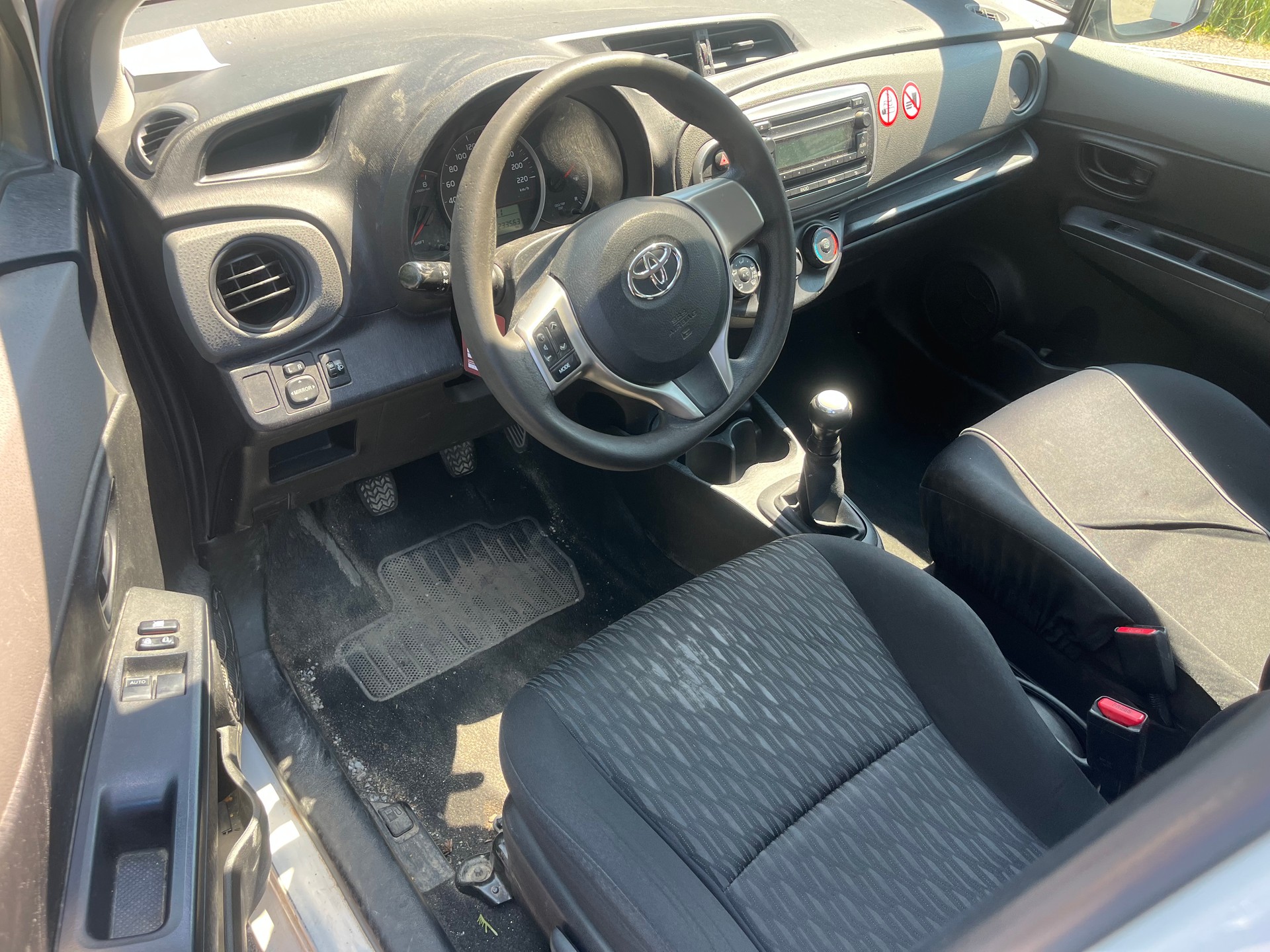 TOYOTA Yaris 1.0 Terra-image-9