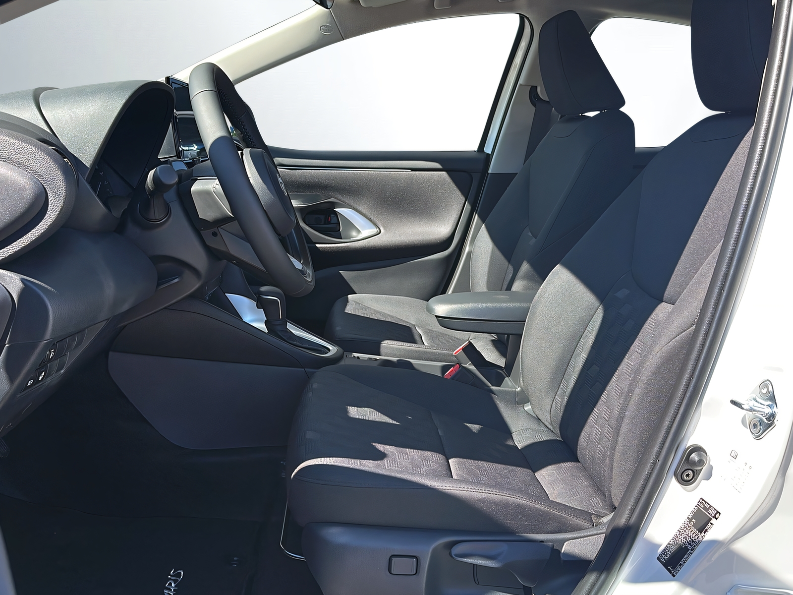 TOYOTA Yaris 1.5 Comfort e-CVT-showroom-element-3