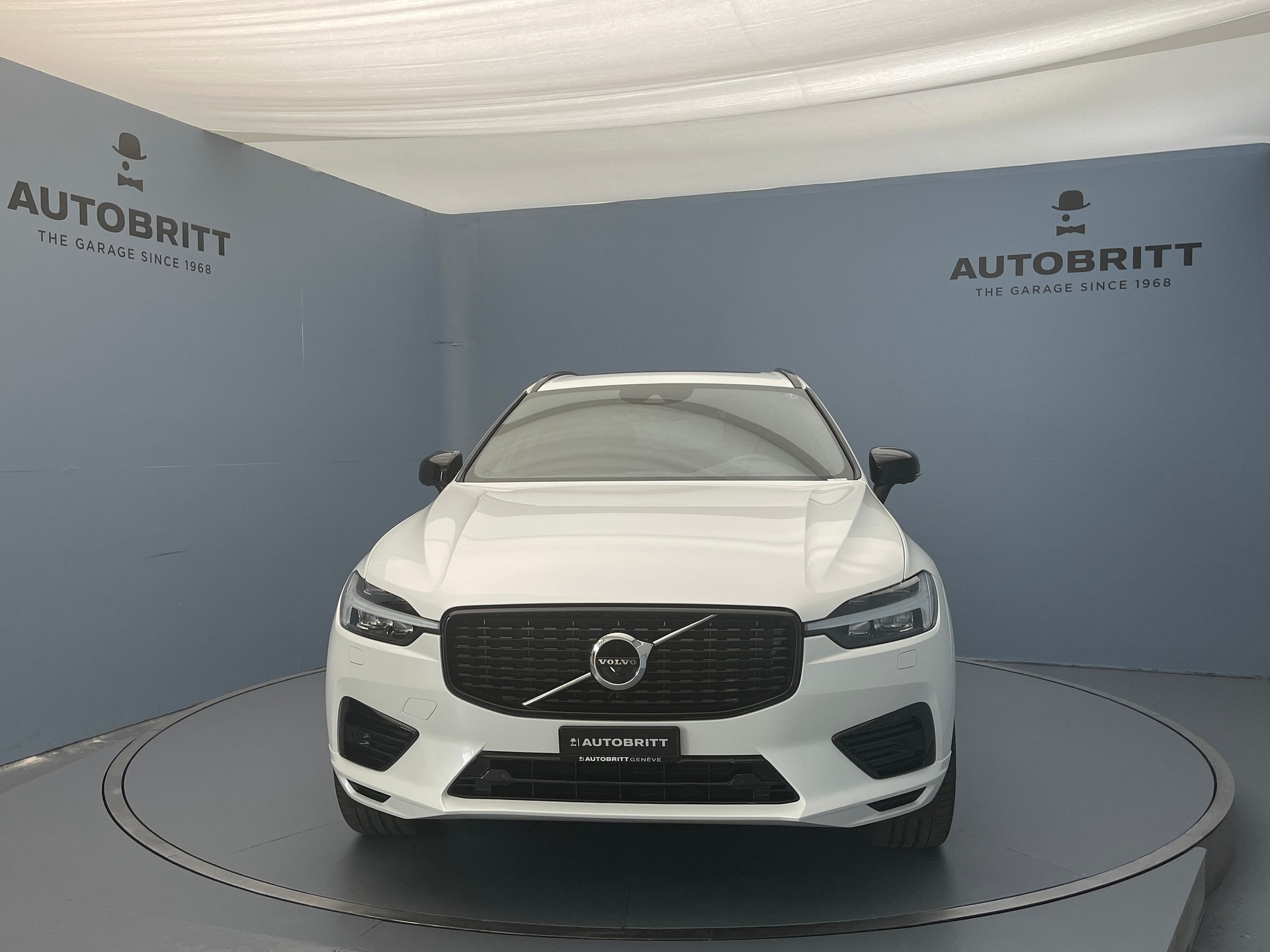 VOLVO XC60 2.0 T8 TE R-Design eAWD-showroom-element-1