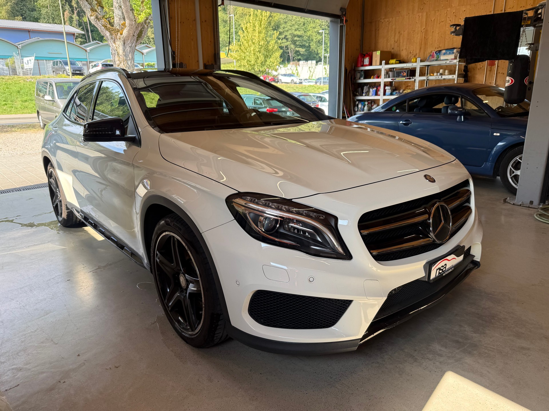 MERCEDES-BENZ GLA 250 AMG Line 4Matic 7G-DCT-showroom-element-2