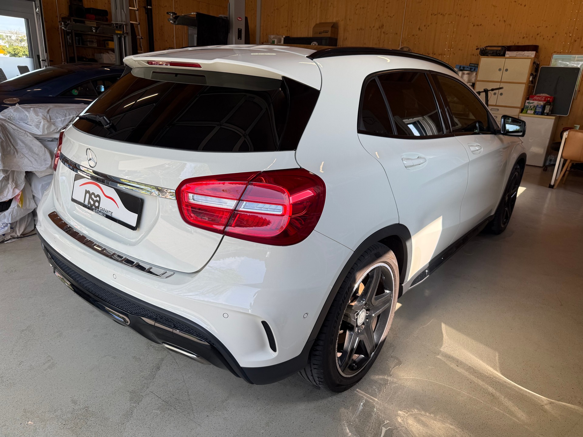 MERCEDES-BENZ GLA 250 AMG Line 4Matic 7G-DCT-showroom-element-3