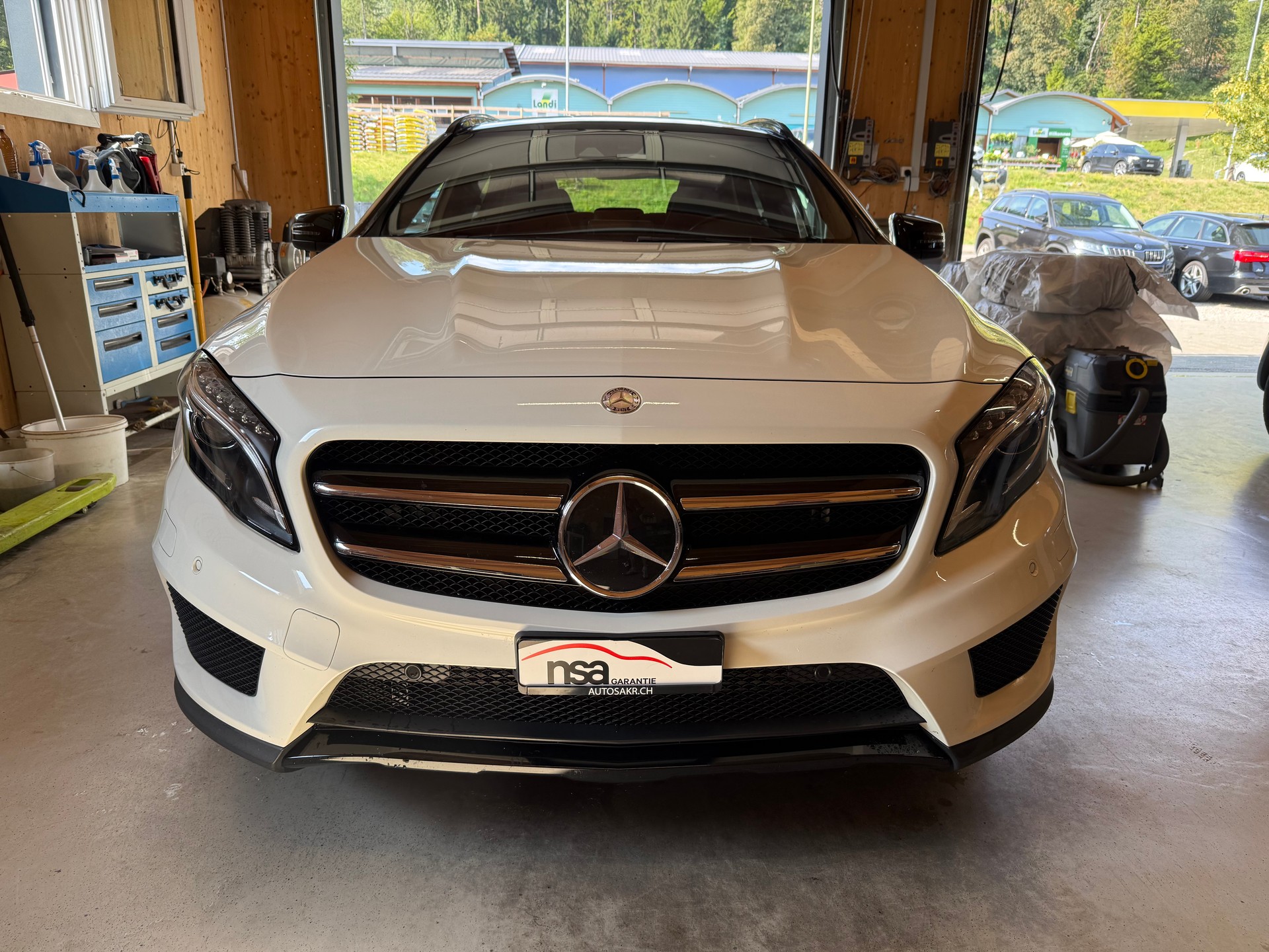 MERCEDES-BENZ GLA 250 AMG Line 4Matic 7G-DCT-showroom-element-1