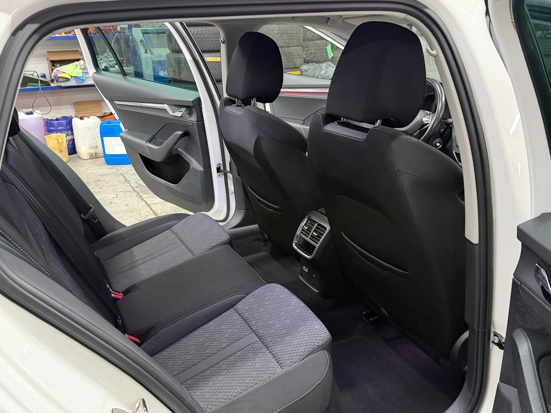 SKODA Octavia Combi 2.0 TDI DSG Style-image-9