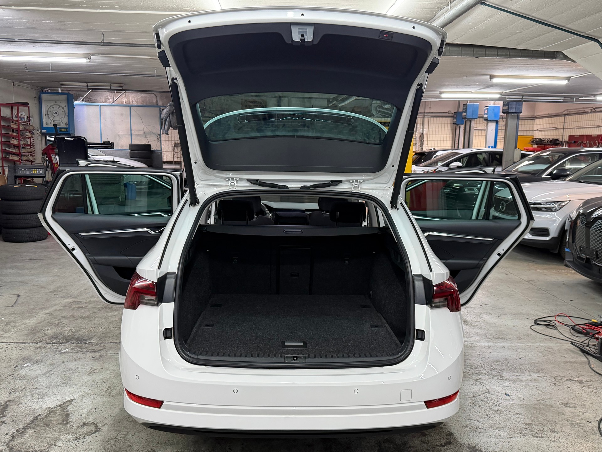 SKODA Octavia Combi 2.0 TDI DSG Style-image-8