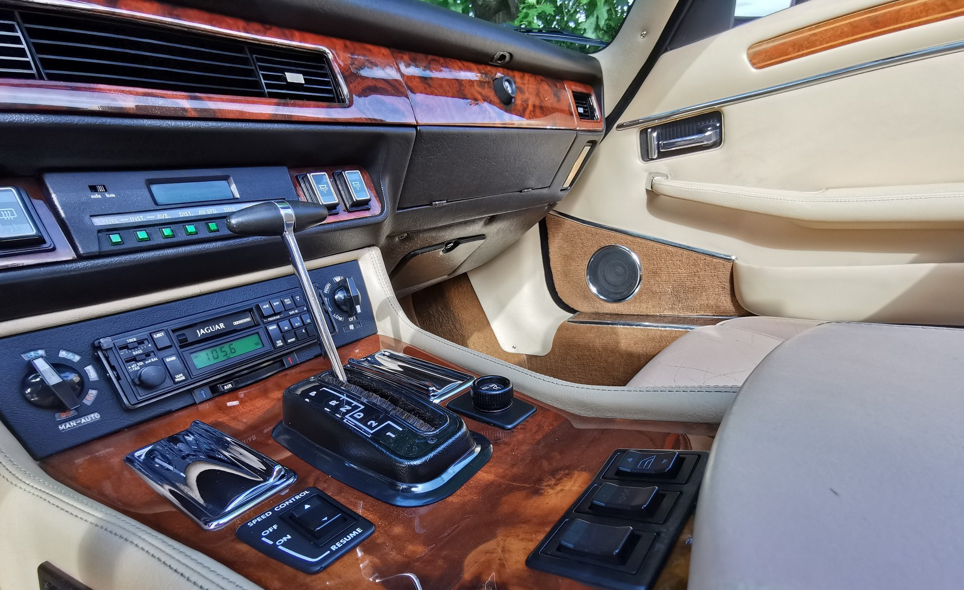 JAGUAR XJS 5.3 V12 Convertible-image-15