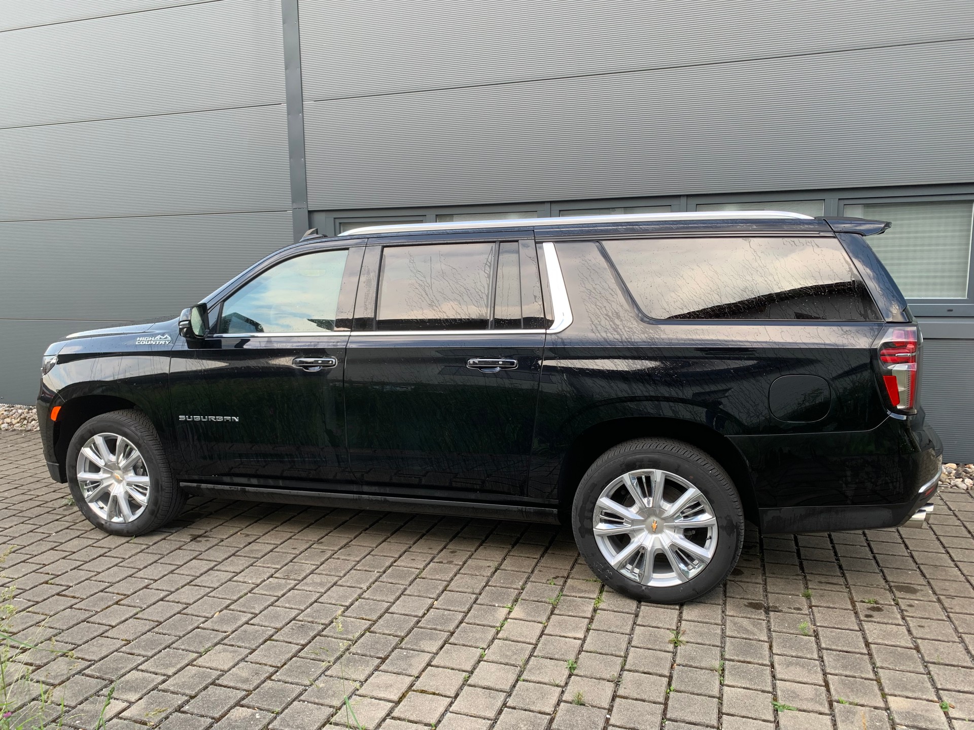 CHEVROLET Suburban High Country 6,2 V8 420 PS 4WD 7 Pl.-image-3