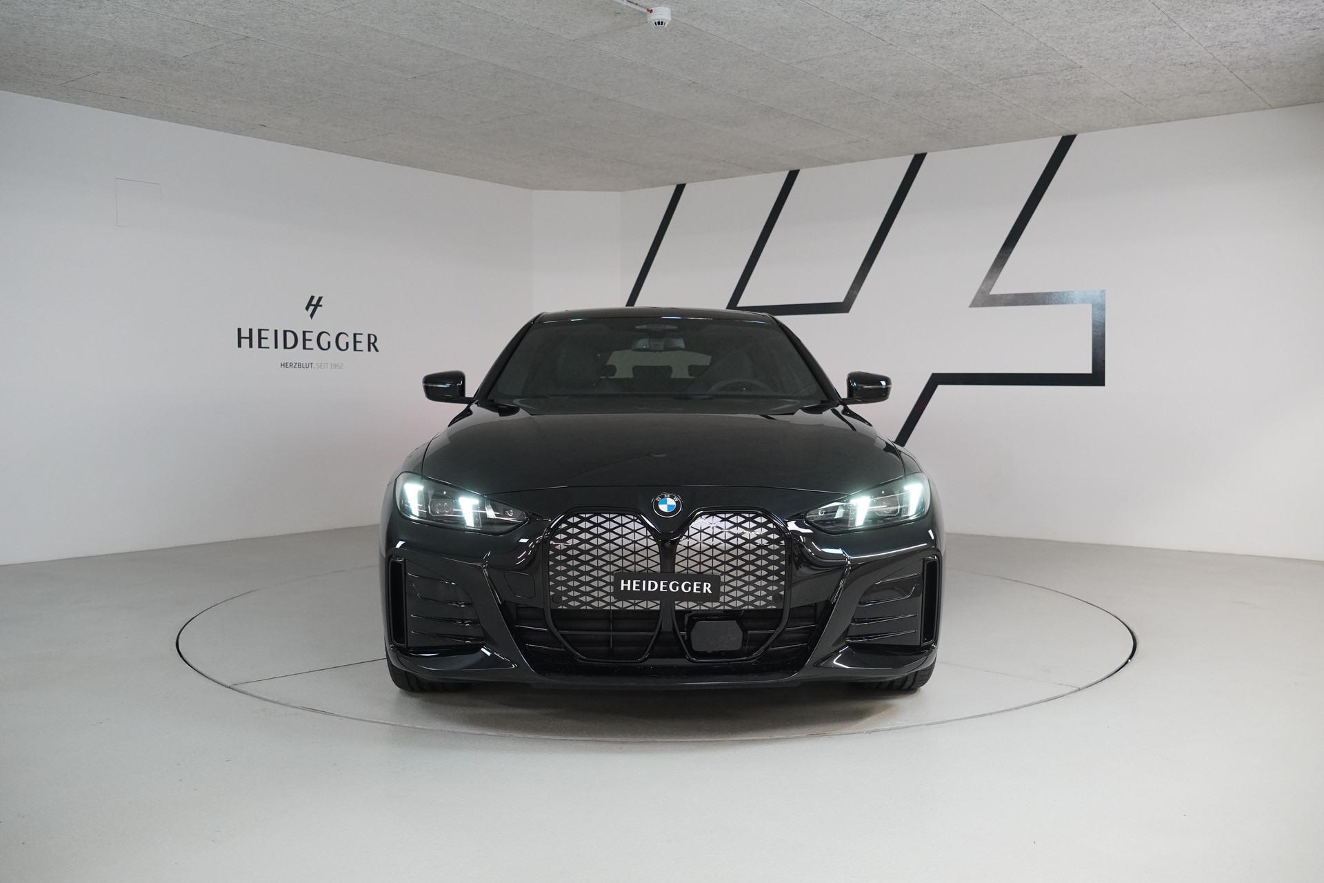 BMW i4 xDrive 40 M Sport Pro-showroom-element-1