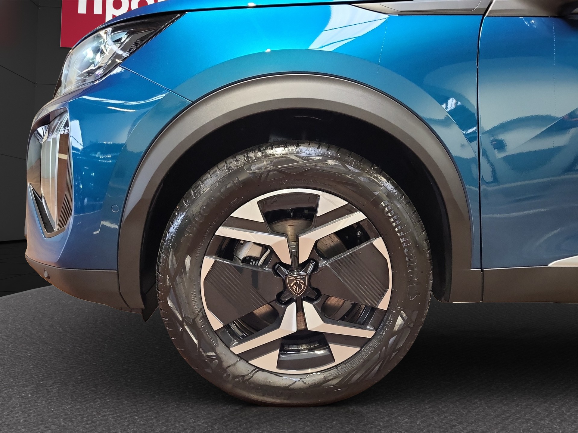 PEUGEOT 2008 1.2 MHEV Allure-showroom-element-3
