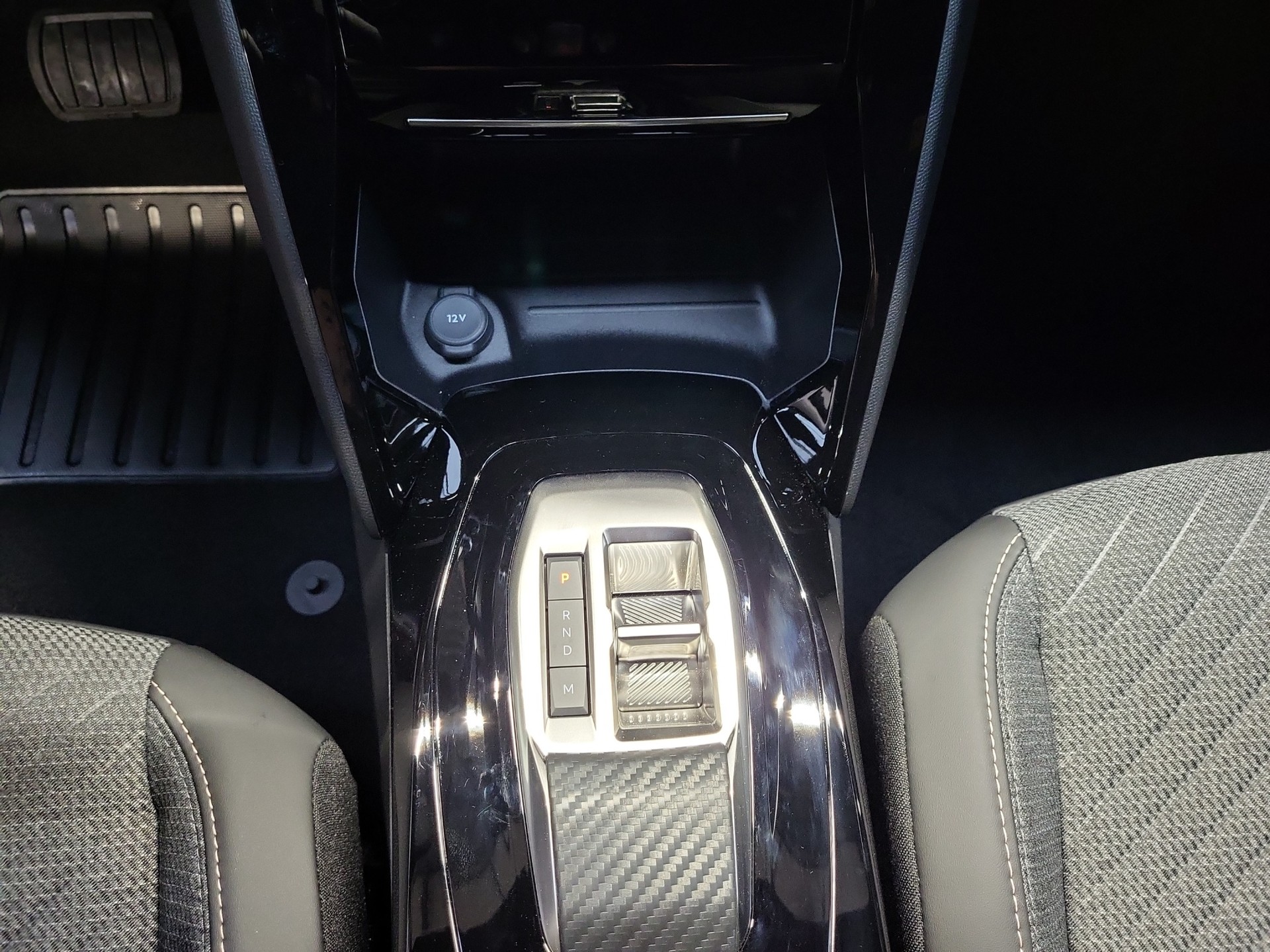 PEUGEOT 2008 1.2 MHEV Allure-image-9