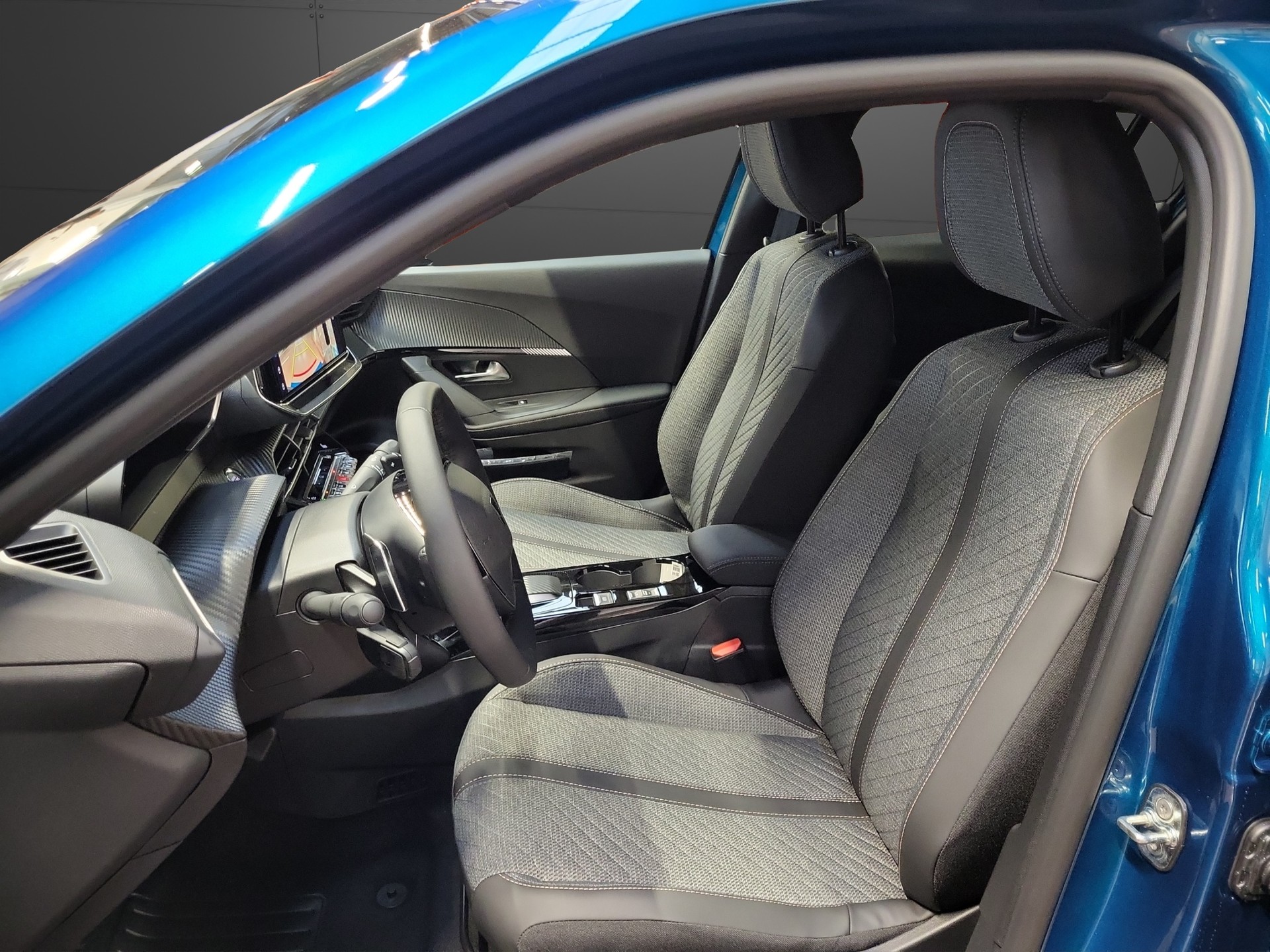 PEUGEOT 2008 1.2 MHEV Allure-image-4