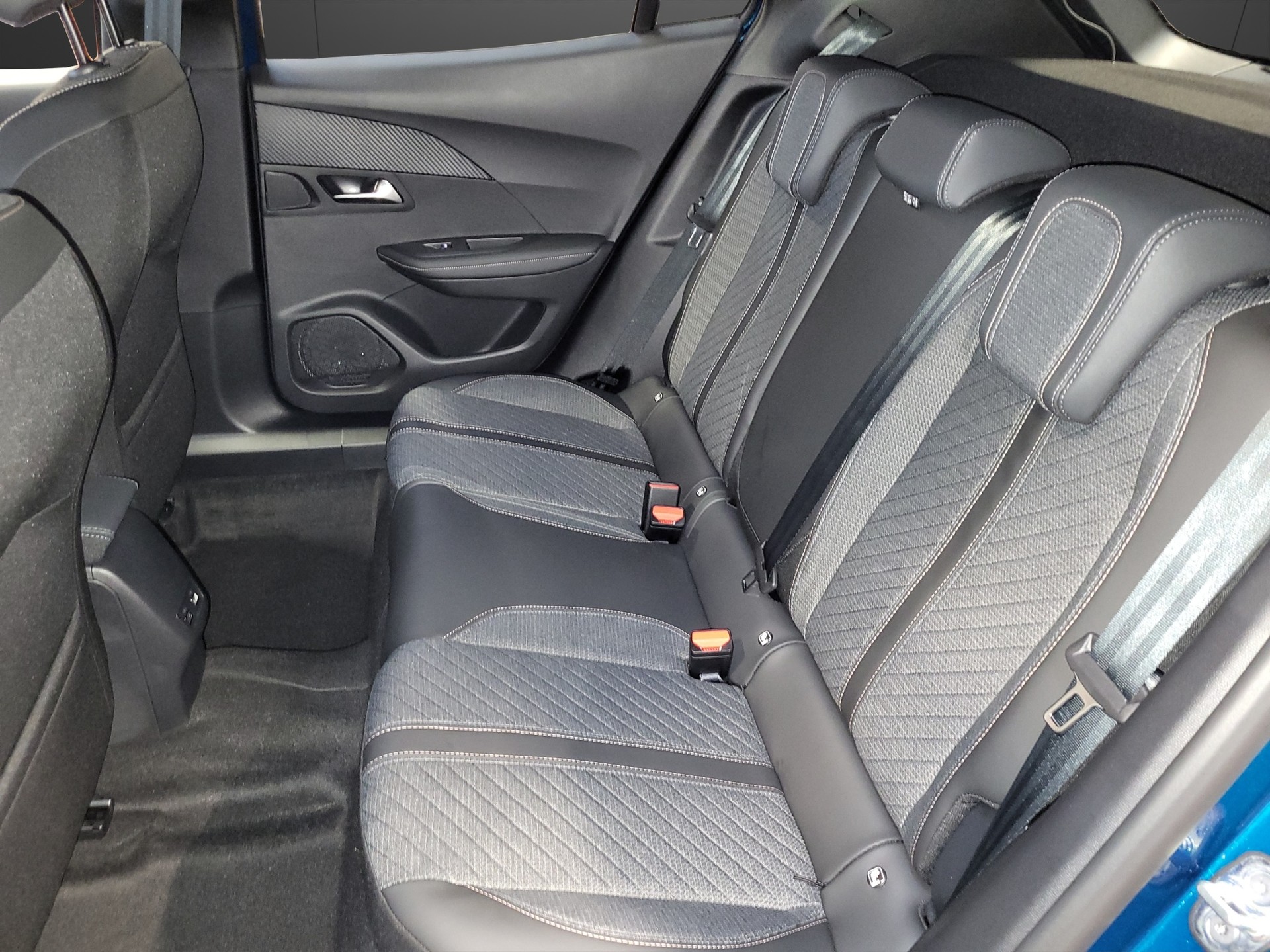 PEUGEOT 2008 1.2 MHEV Allure-image-5