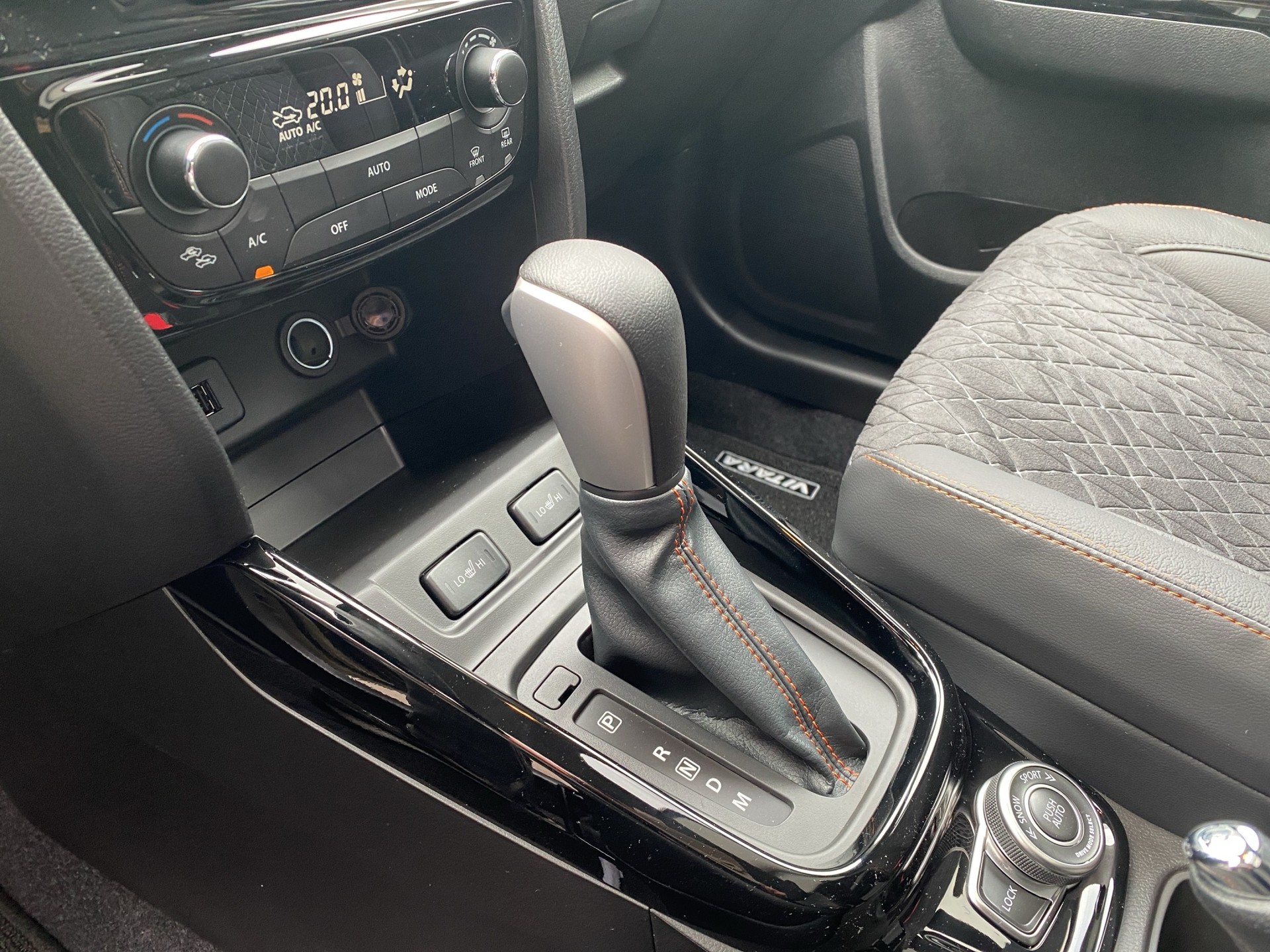 SUZUKI Vitara 1.4 Boosterjet Black Edition Top 4x4 Hybrid Automatic-image-18