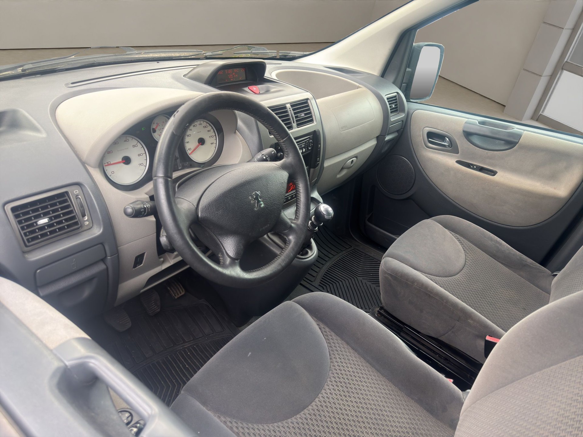 PEUGEOT Expert Tepee 2.0 HDi Confort L1-image-8