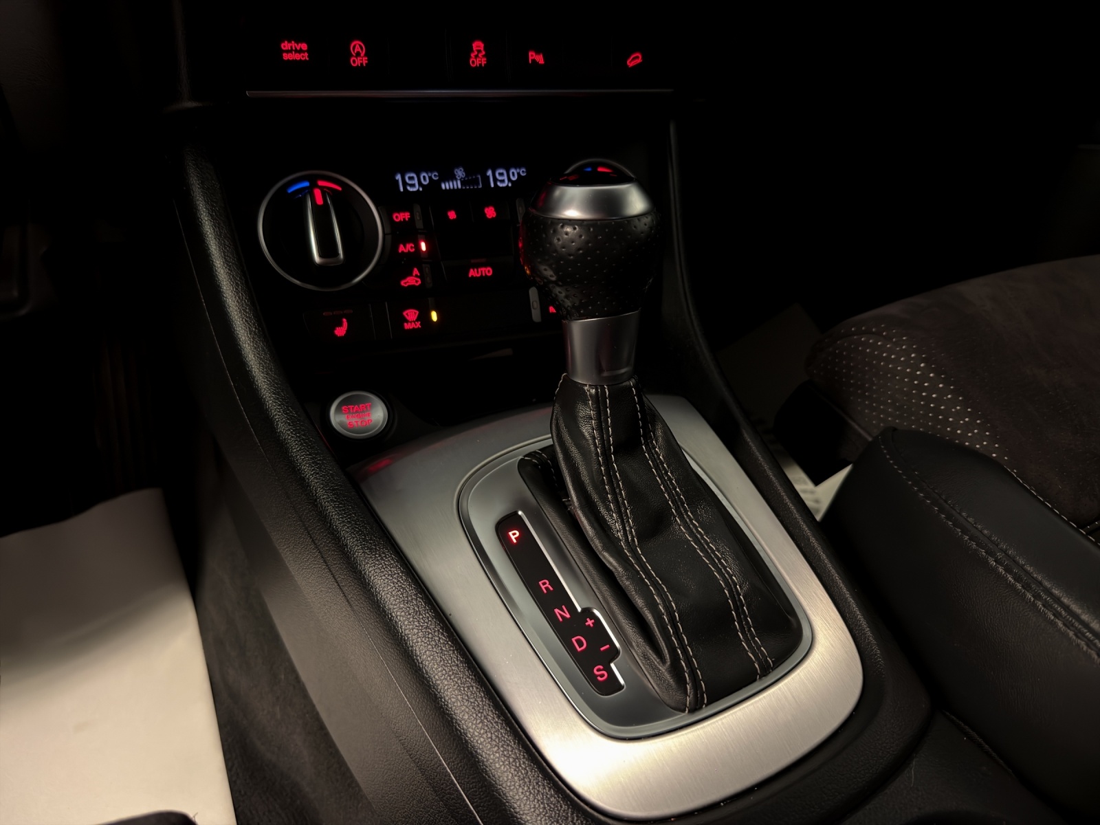 AUDI Q3 2.0 TFSI sport quattro S-tronic-image-12