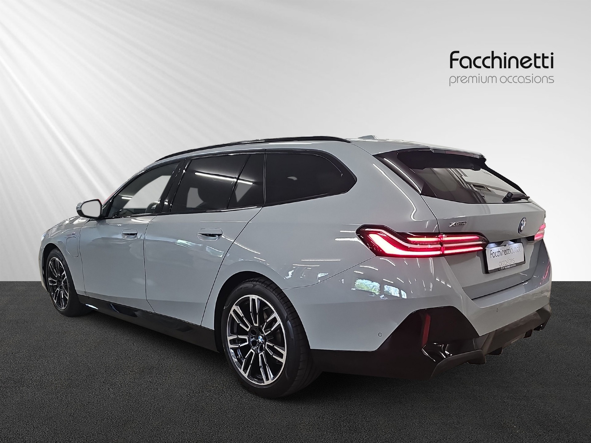 BMW 530e xDrive Touring M Sport Steptronic-showroom-element-2