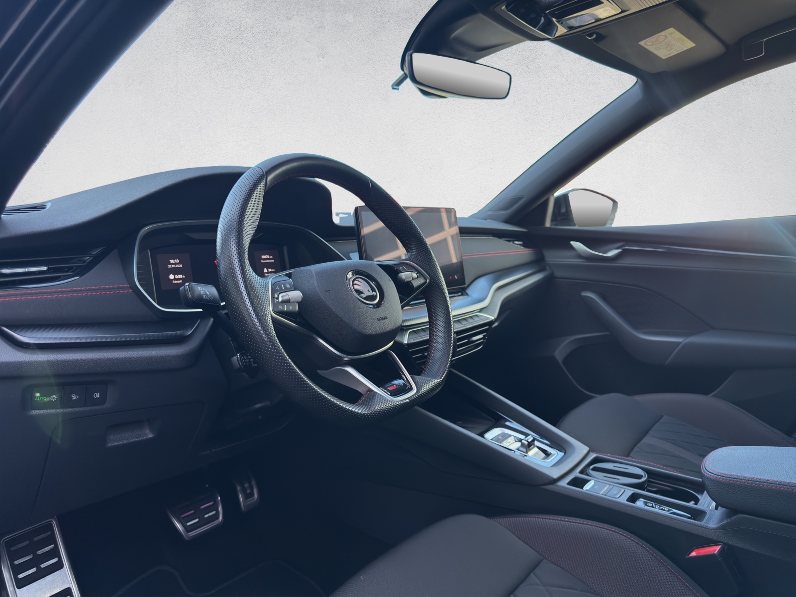 SKODA Octavia Combi 2.0 TSI DSG RS-image-12