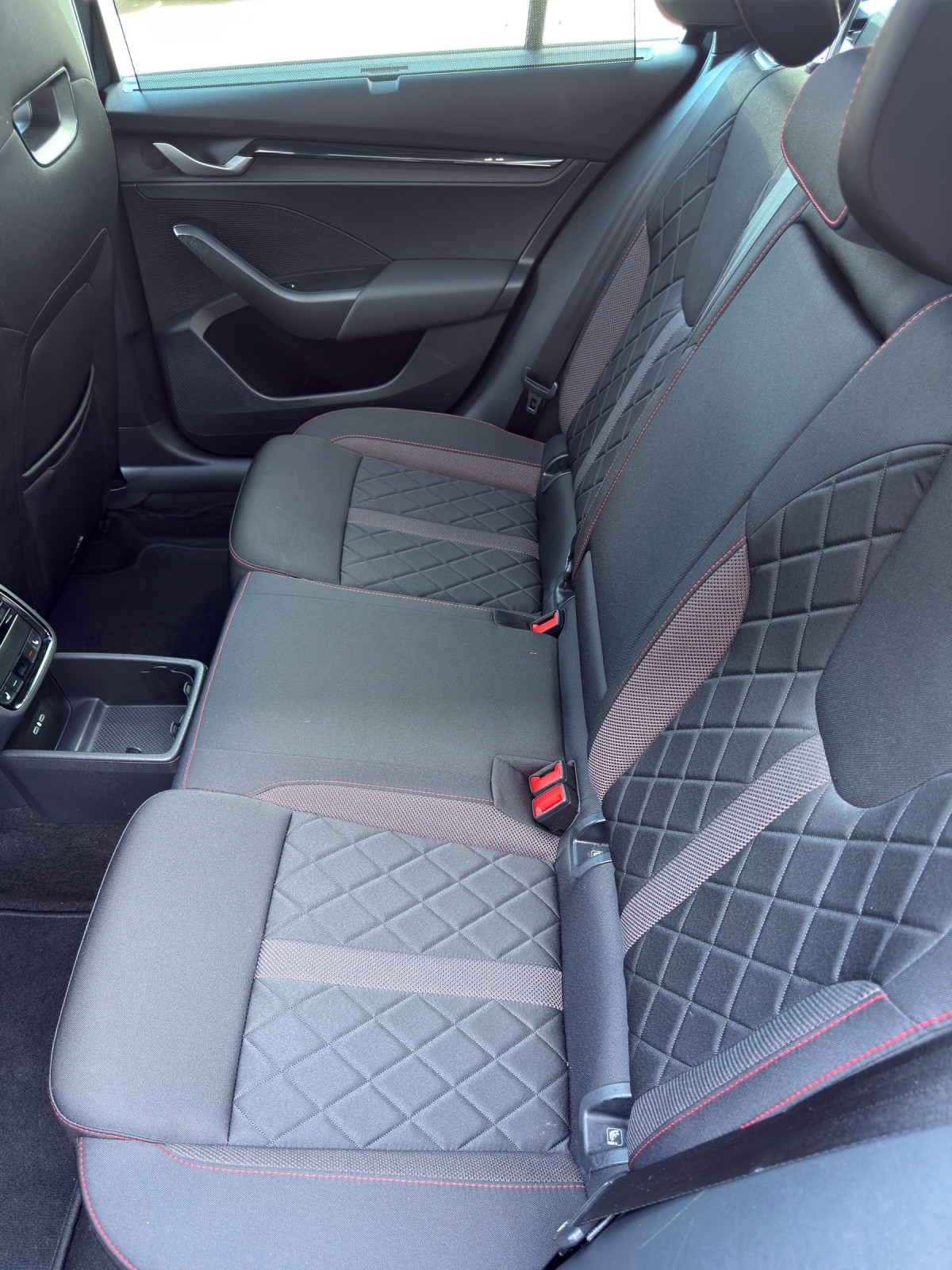 SKODA Octavia Combi 2.0 TSI DSG RS-image-15