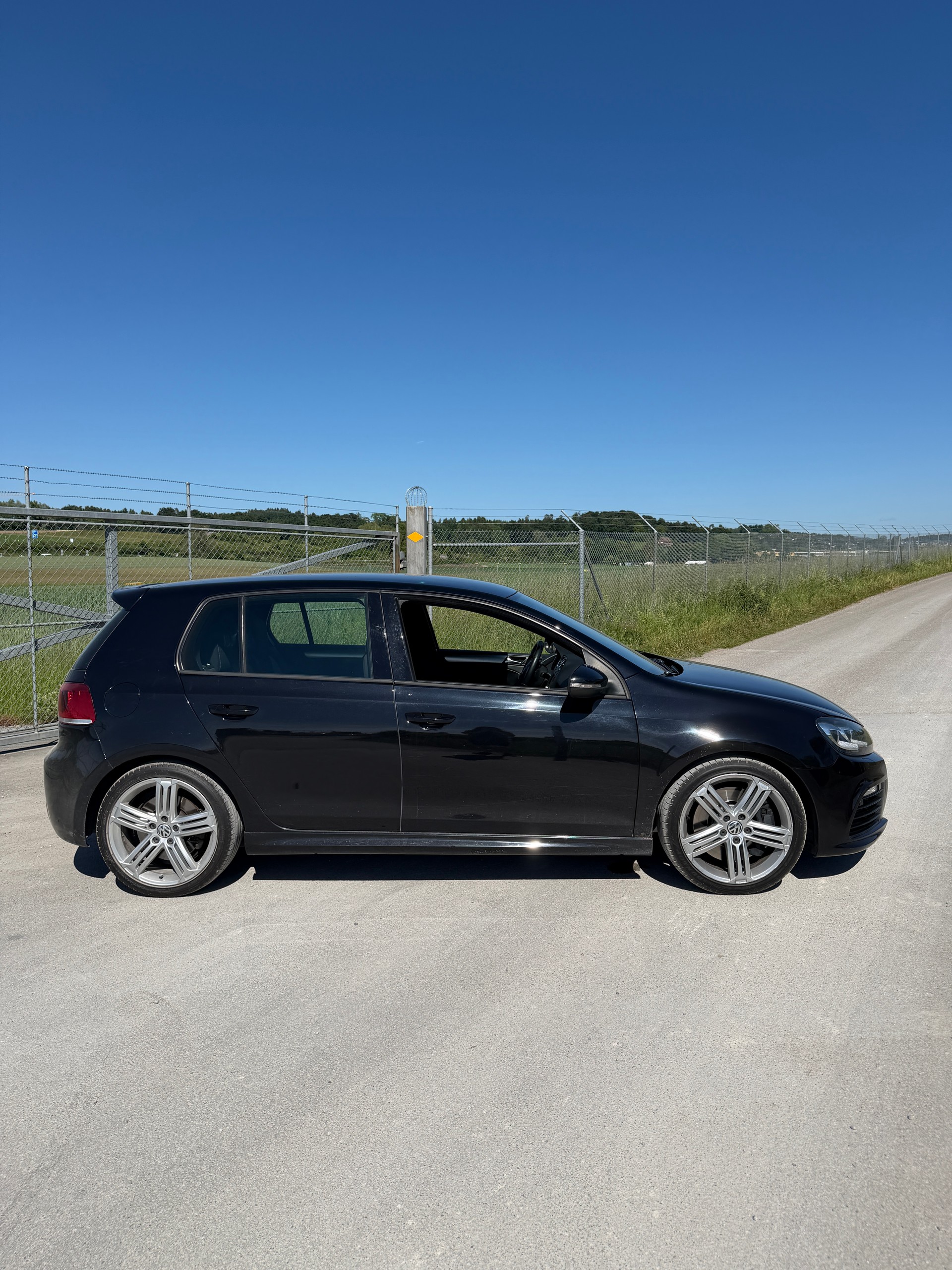 VW Golf 2.0 TSI R 4Motion-image-7