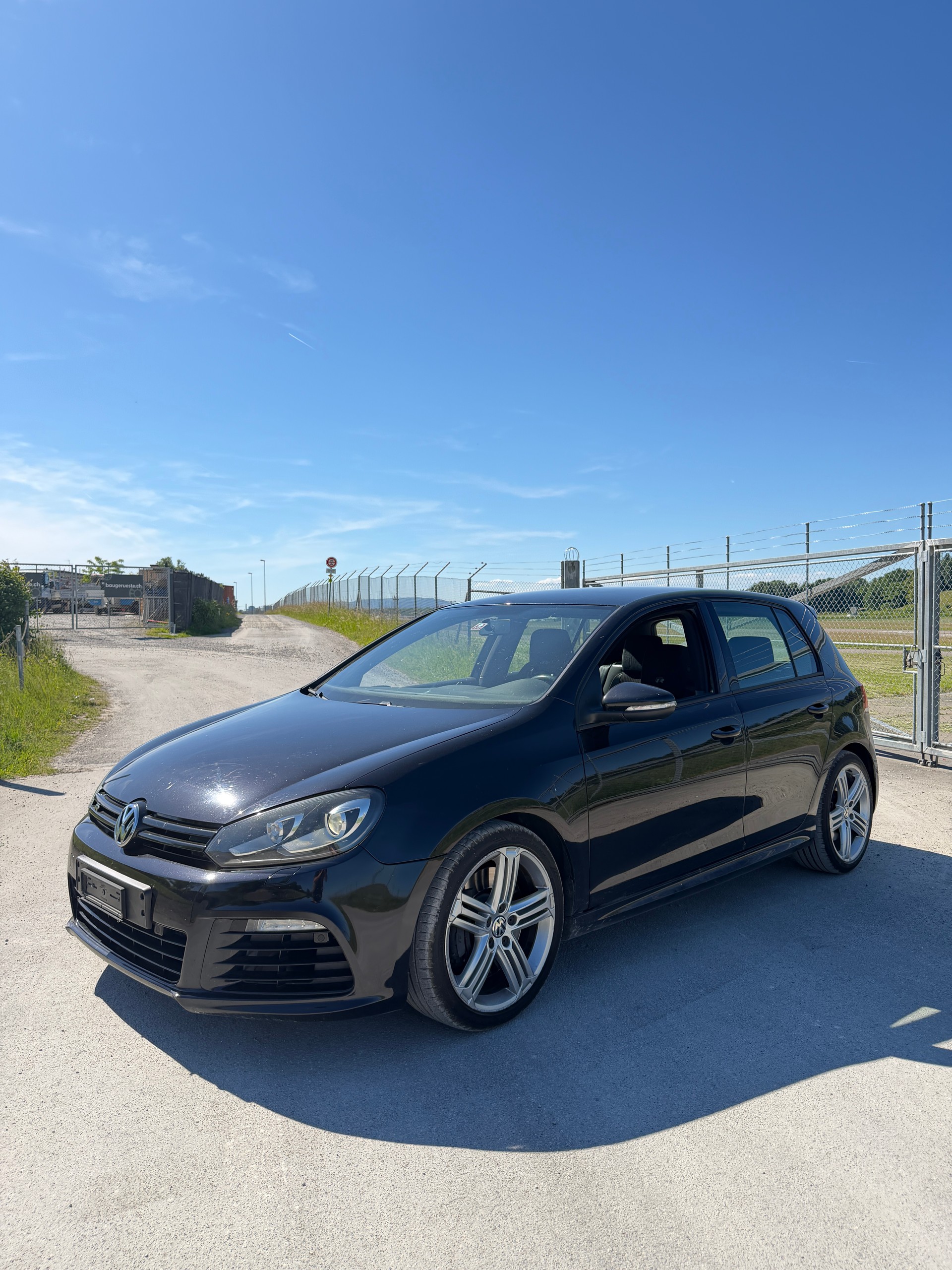 VW Golf 2.0 TSI R 4Motion-image-2