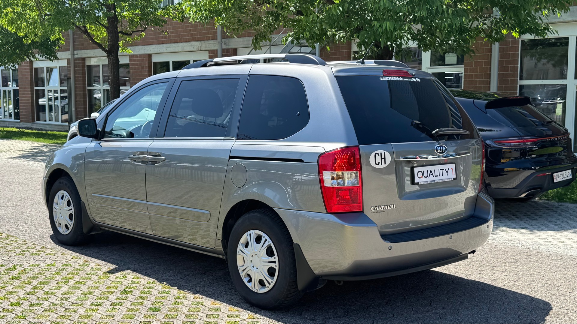 KIA Carnival 2.2 CRDi Style Automatic-image-2