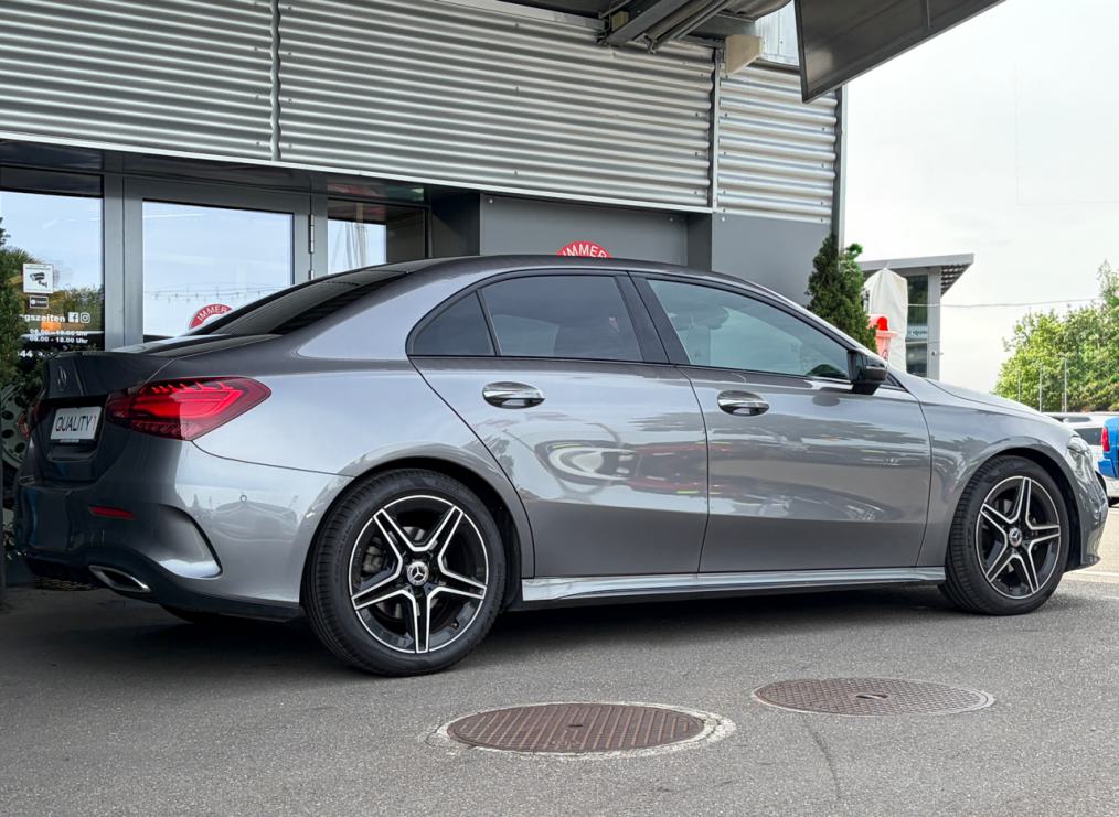 MERCEDES-BENZ A 200 Limousine AMG Line-showroom-element-2