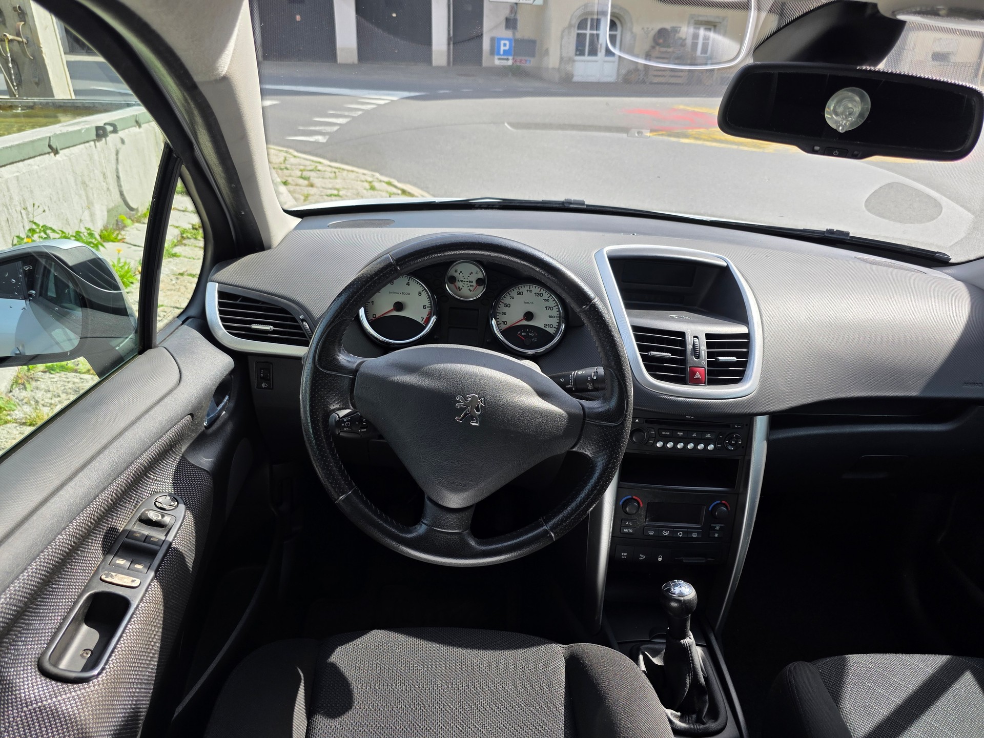 PEUGEOT 207 1.6 16V Turbo GT 150-image-6