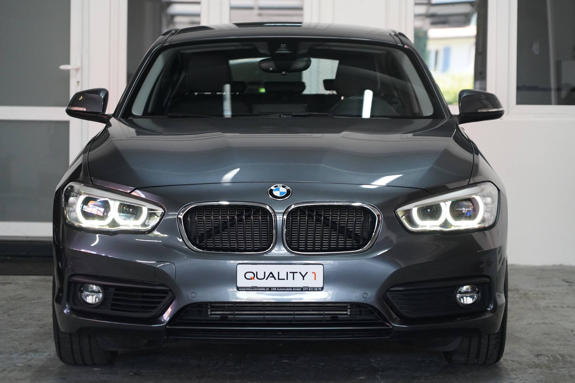 BMW 118i Steptronic-showroom-element-2