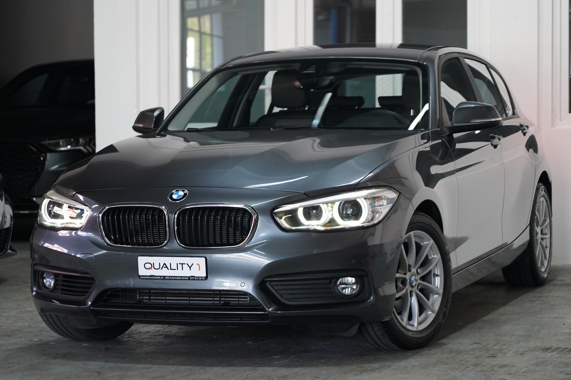 BMW 118i Steptronic-showroom-element-3