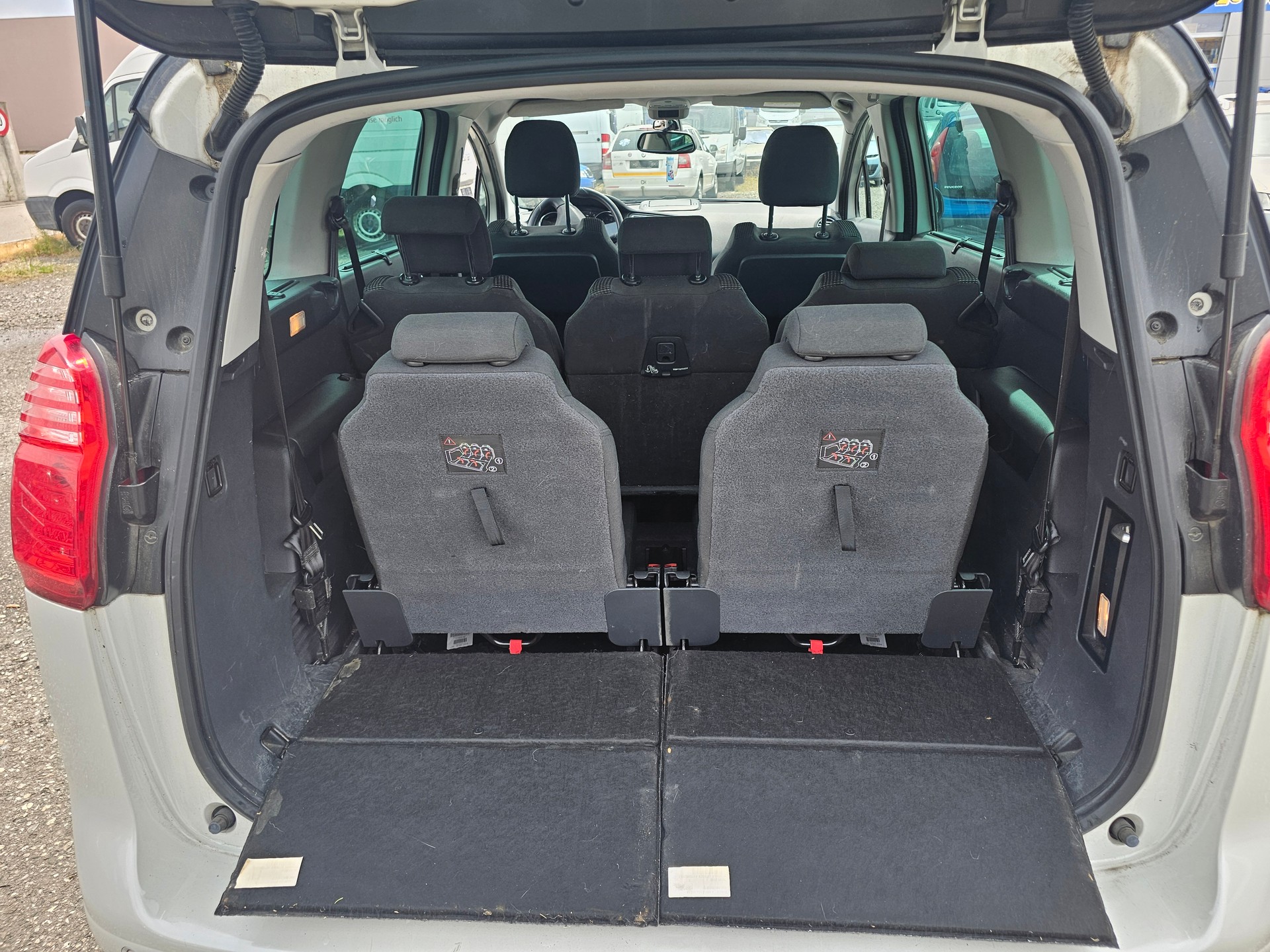 PEUGEOT 5008 2.0 HDI Style Tiptronic-image-14