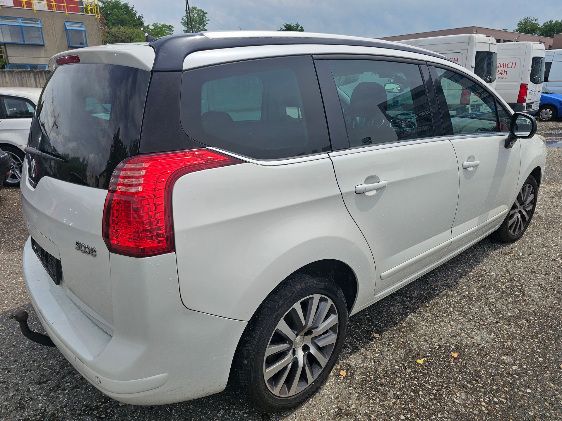 PEUGEOT 5008 2.0 HDI Style Tiptronic-image-4