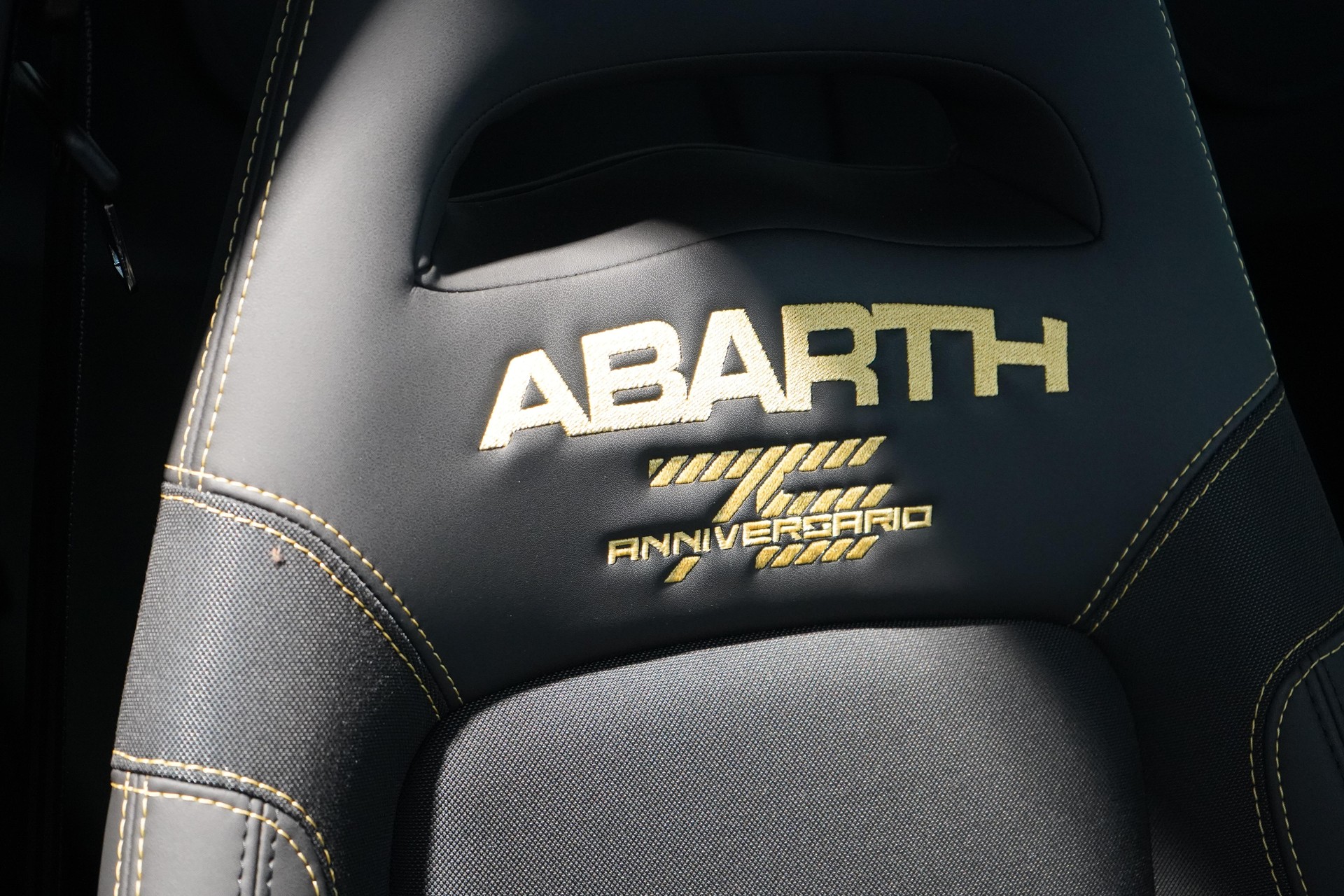 FIAT 695 Abarth 1.4 T-Jet 180 75 Anniversario-image-11