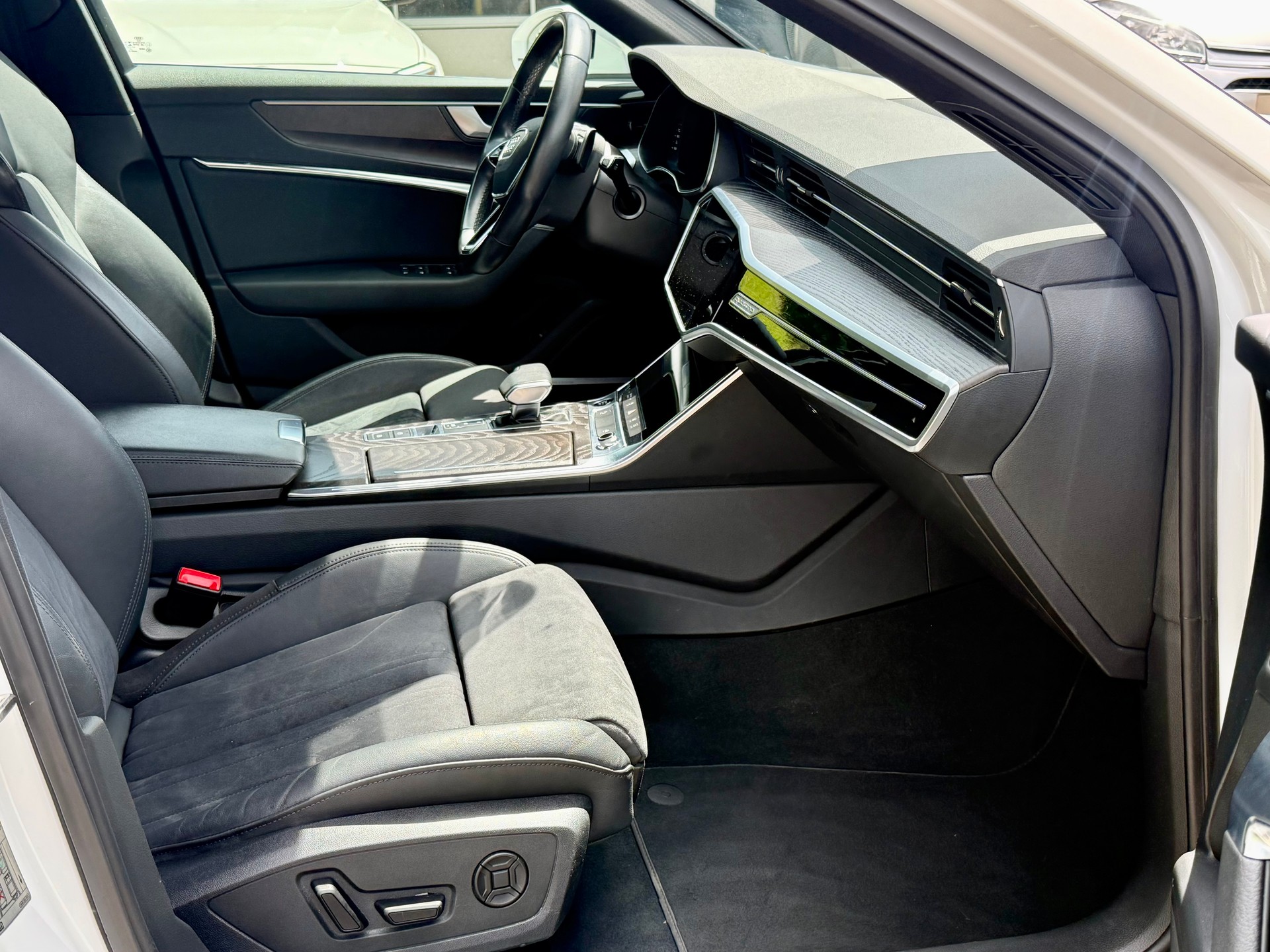 AUDI A6 Avant 45 TFSI quattro S-tronic-image-10