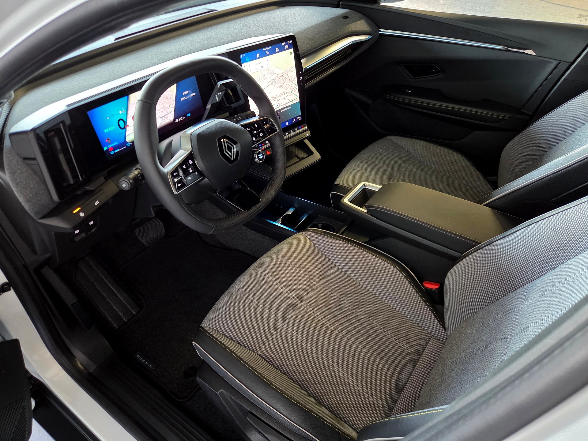 RENAULT Scénic E-Tech techno-showroom-element-3