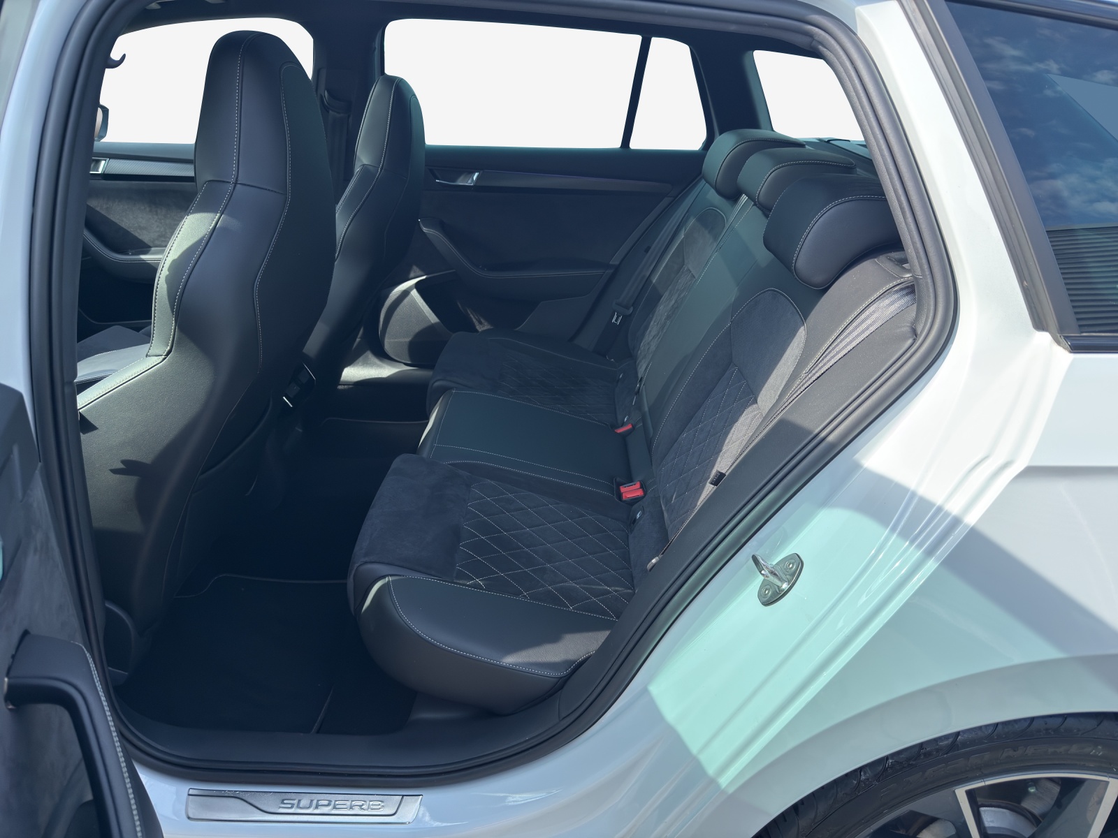 SKODA Superb Combi 2.0 TSI SportLine 4x4 DSG-image-11