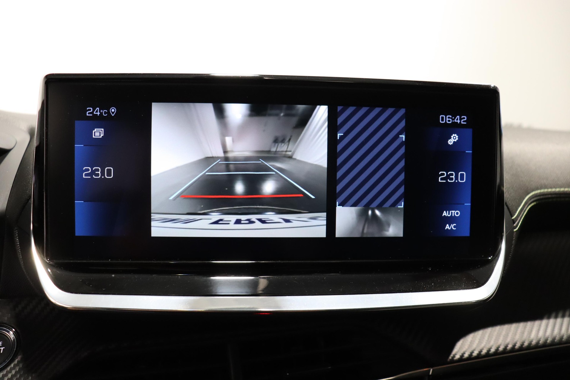 PEUGEOT 208 1.2 PureTech 130 GT Line-image-12