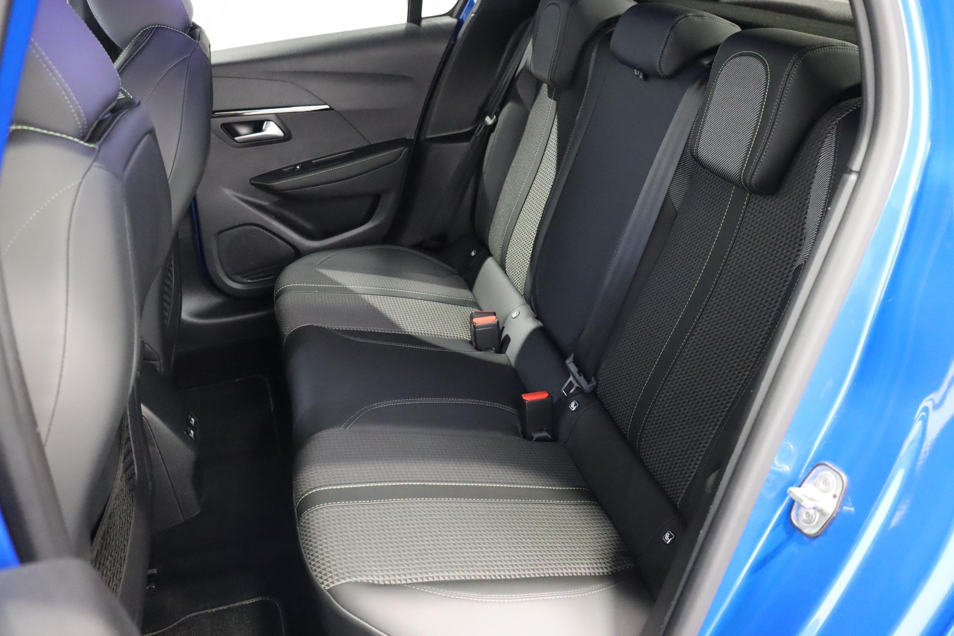 PEUGEOT 208 1.2 PureTech 130 GT Line-image-5