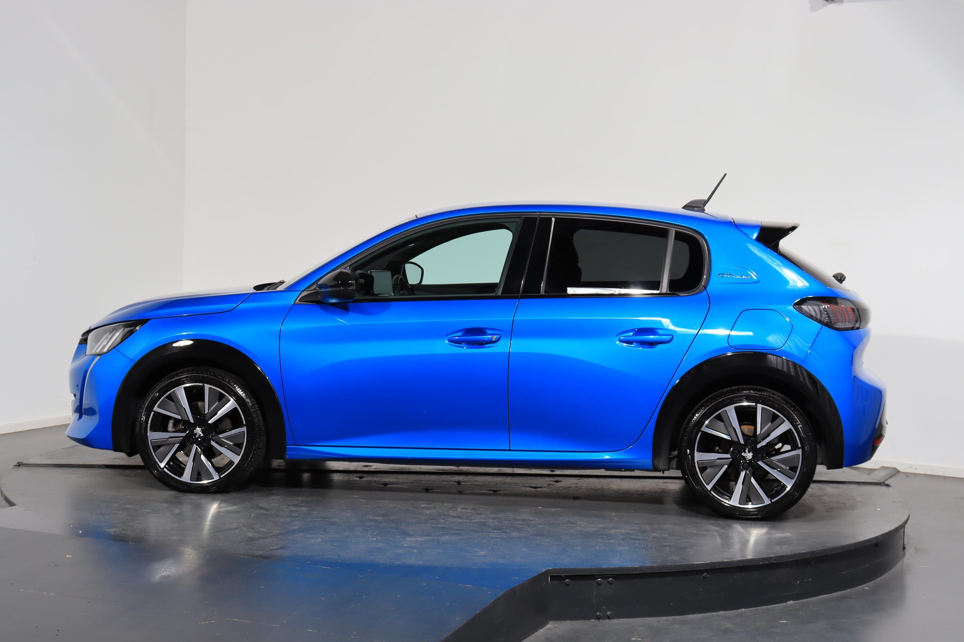 PEUGEOT 208 1.2 PureTech 130 GT Line-showroom-element-1